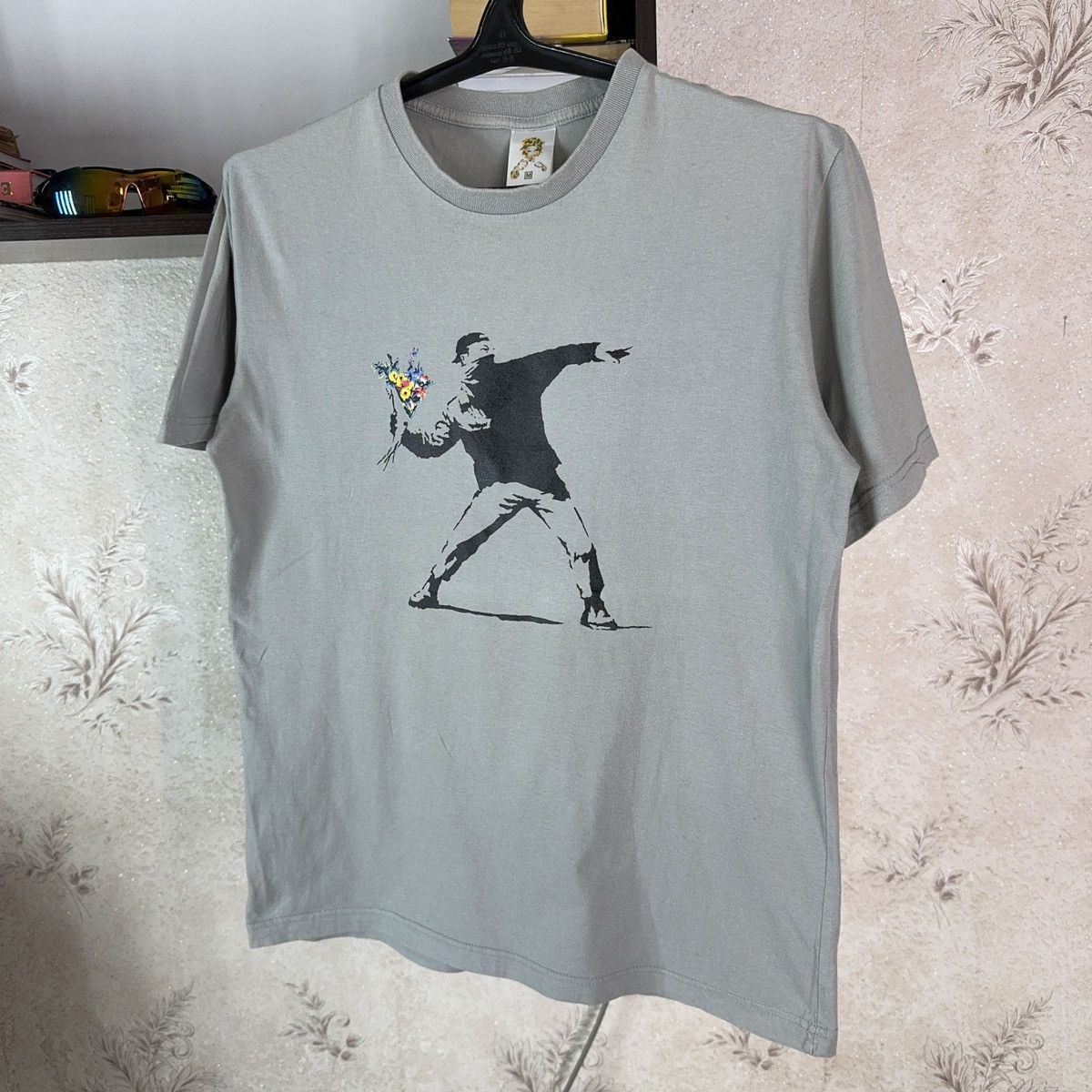 Other Banksy T shirt Art Flower bouquet Thrower molotov Rioter M Size US M / EU 48-50 / 2 - 7 Thumbnail