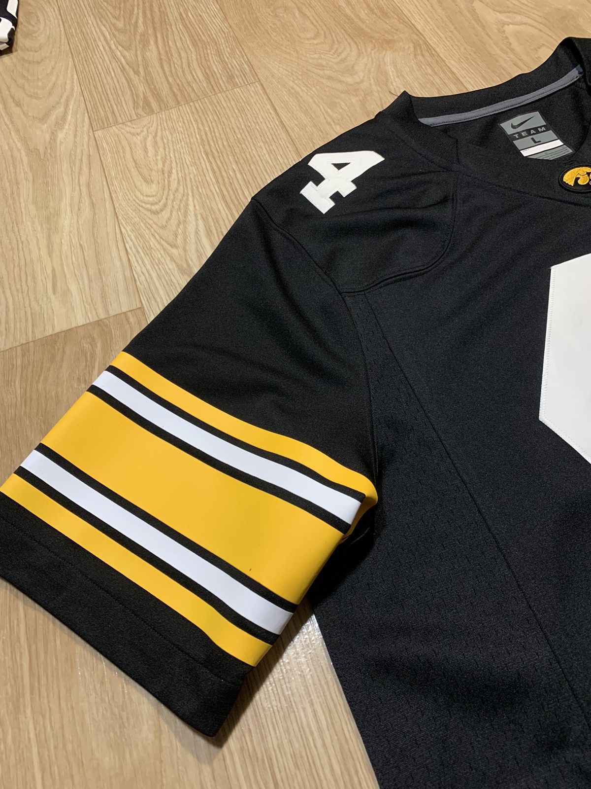 Nike Vintage Nike Iowa Hawkeyes 44 Jersey T-Shirt Size US L / EU 52-54 / 3 - 6 Thumbnail