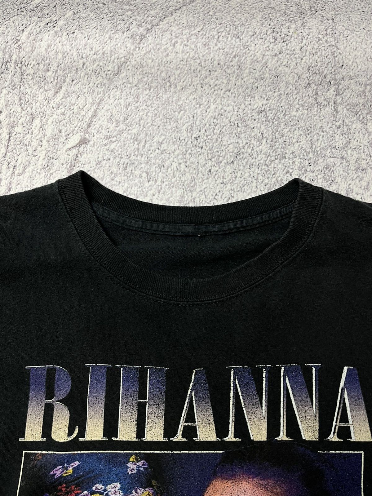 Band Tees Rihanna Vintage big logo Gildan band tee shirt Size US M / EU 48-50 / 2 - 9 Thumbnail