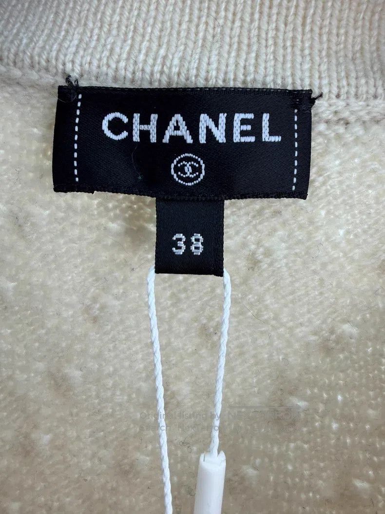 Chanel Wear a chained cashmere cardigan coat