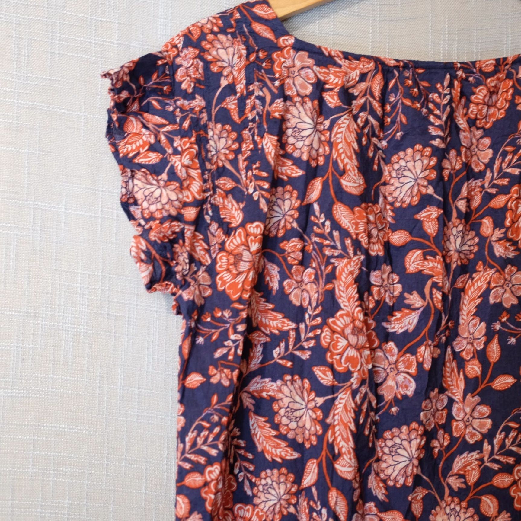 Old Navy EUC Old Navy Top Floral Pleated Ruffle Lightweight Black/Red Womens S #A1-127 Size S / US 4 / IT 40 - 6 Thumbnail