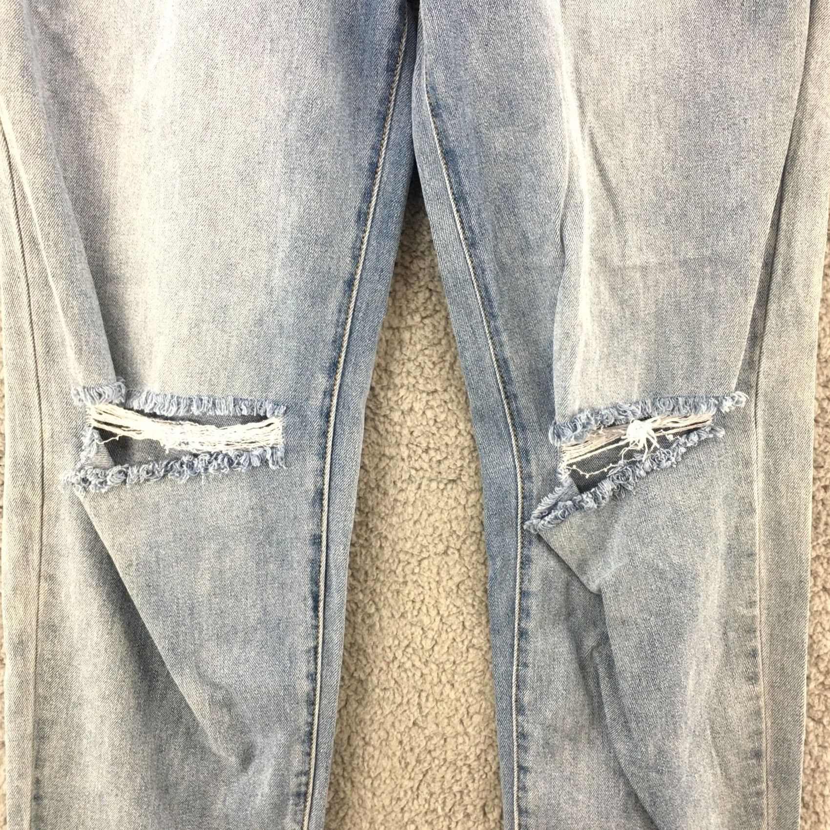 Vintage Abound Mom Jeans Womens 32 Blue Light Wash Denim Button Fly Ripped Knee Hi Rise Jeans Size 24" / US 00 / IT 34 - 7 Thumbnail