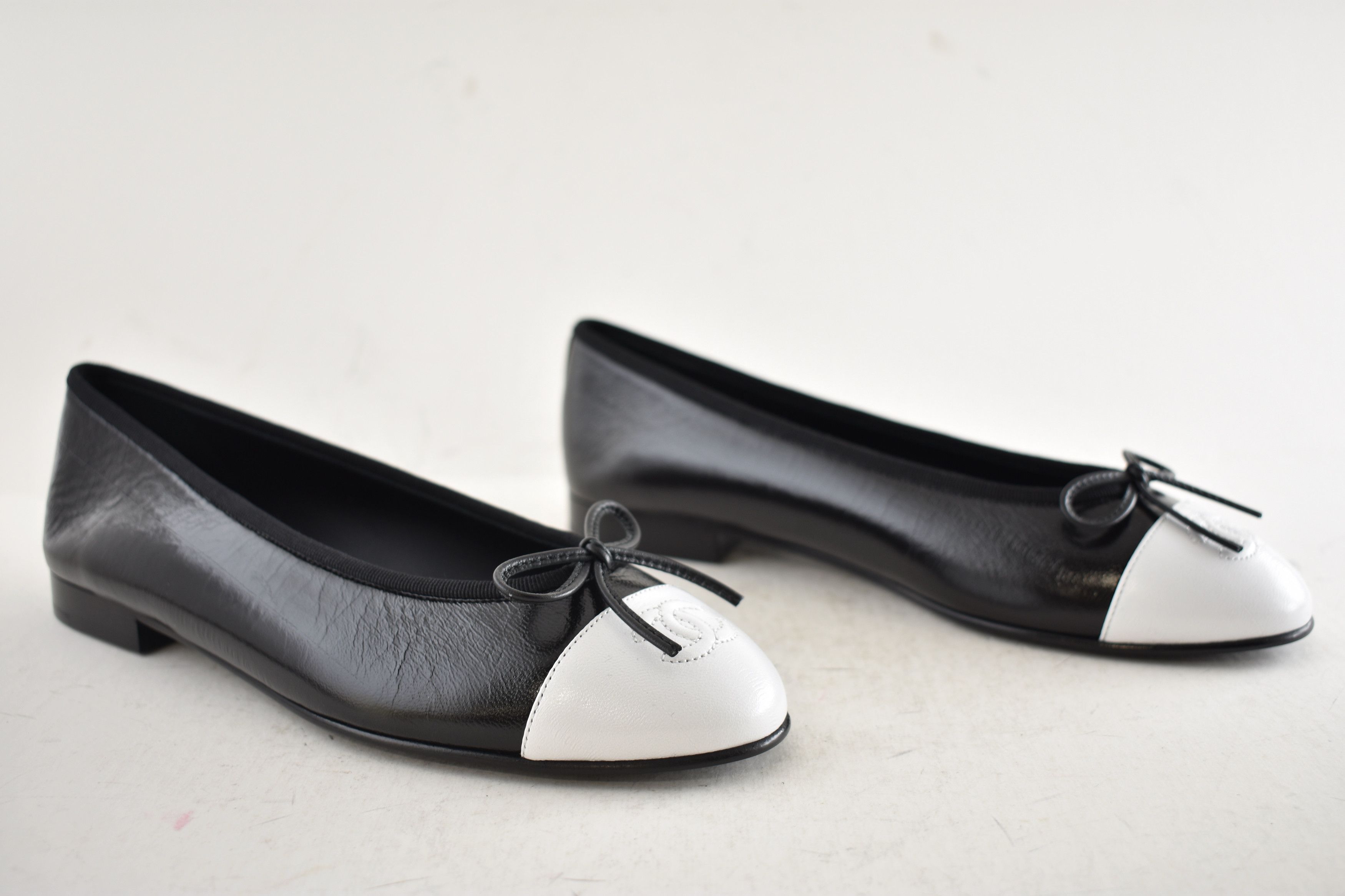 Chanel 26S White Crumpled Shiny Lambskin Ballet Ballerina Flat 35.5 Size US 5.5 / IT 35.5 - 5 Thumbnail