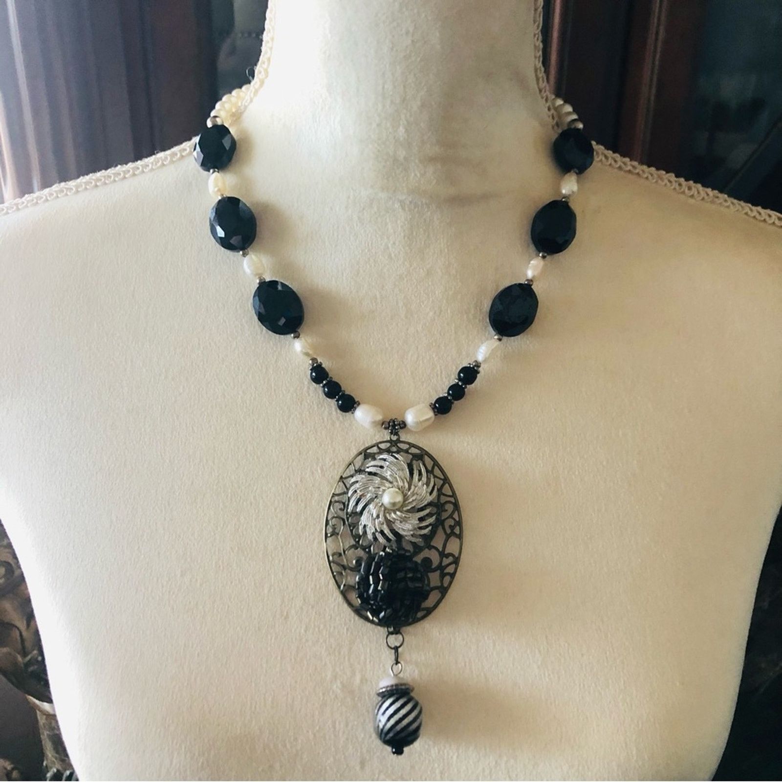 Handmade Handcrafted repurpose freshwater pearl black onyx necklace Size ONE SIZE - 2 Thumbnail