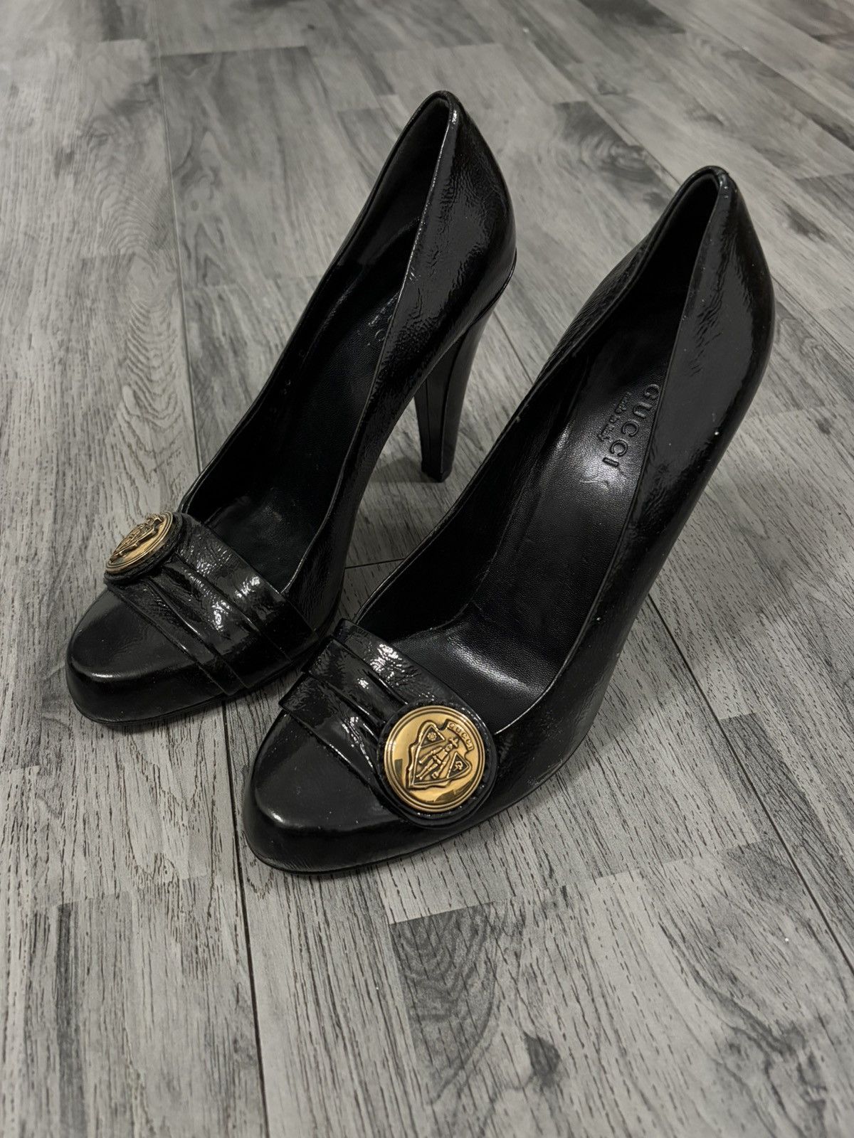 Gucci Gucci Black Patent Leather Heels with Gold Emblem Size US 6 / IT 36 - 1 Thumbnail