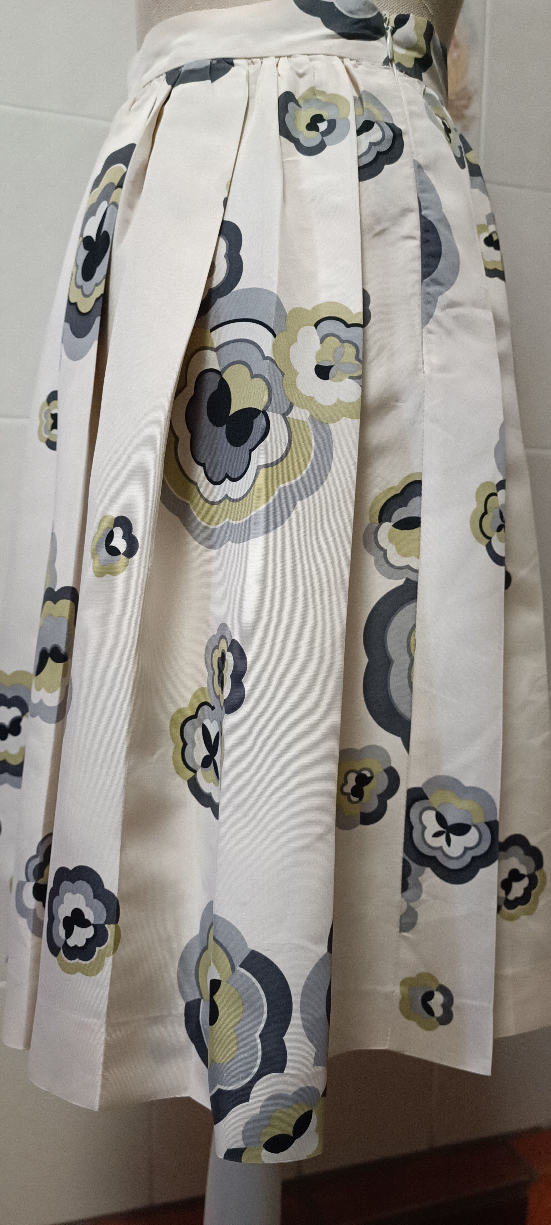 Miu Miu SS 2006 Flowers print beige midi skirt Size 28" / US 6 / IT 42 - 15 Thumbnail
