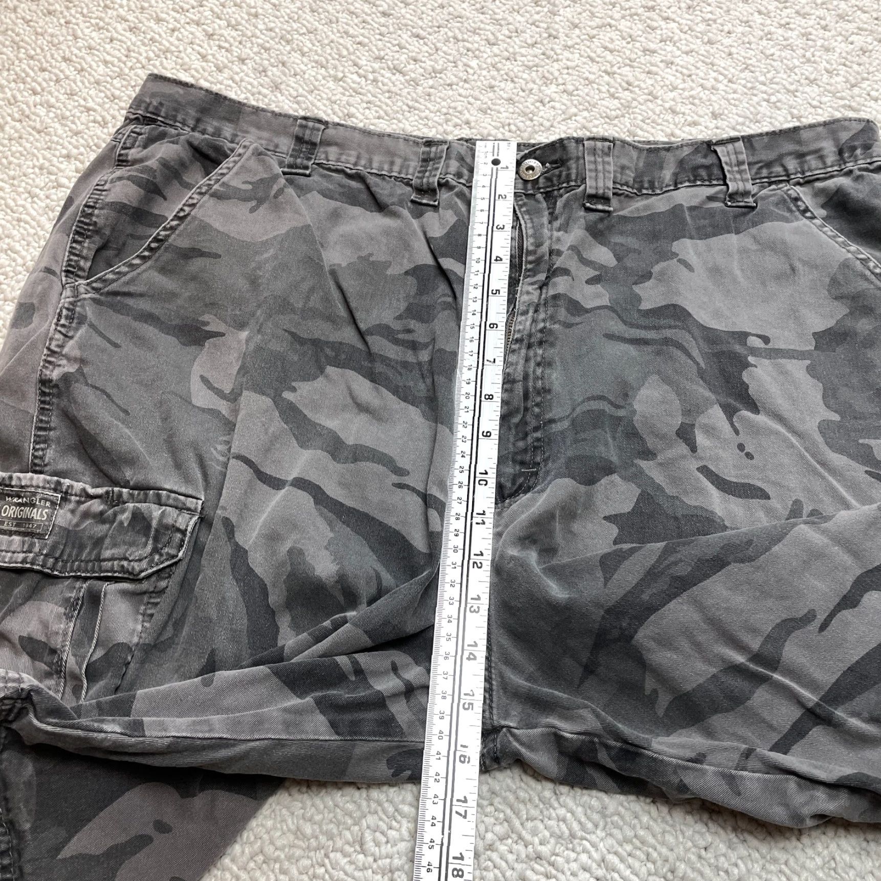 Wrangler Wrangler Cargo Shorts Mens 44 Gray Camo Camoflauge Pockets 9.5" Inseam Adult Size US 43 - 6 Thumbnail