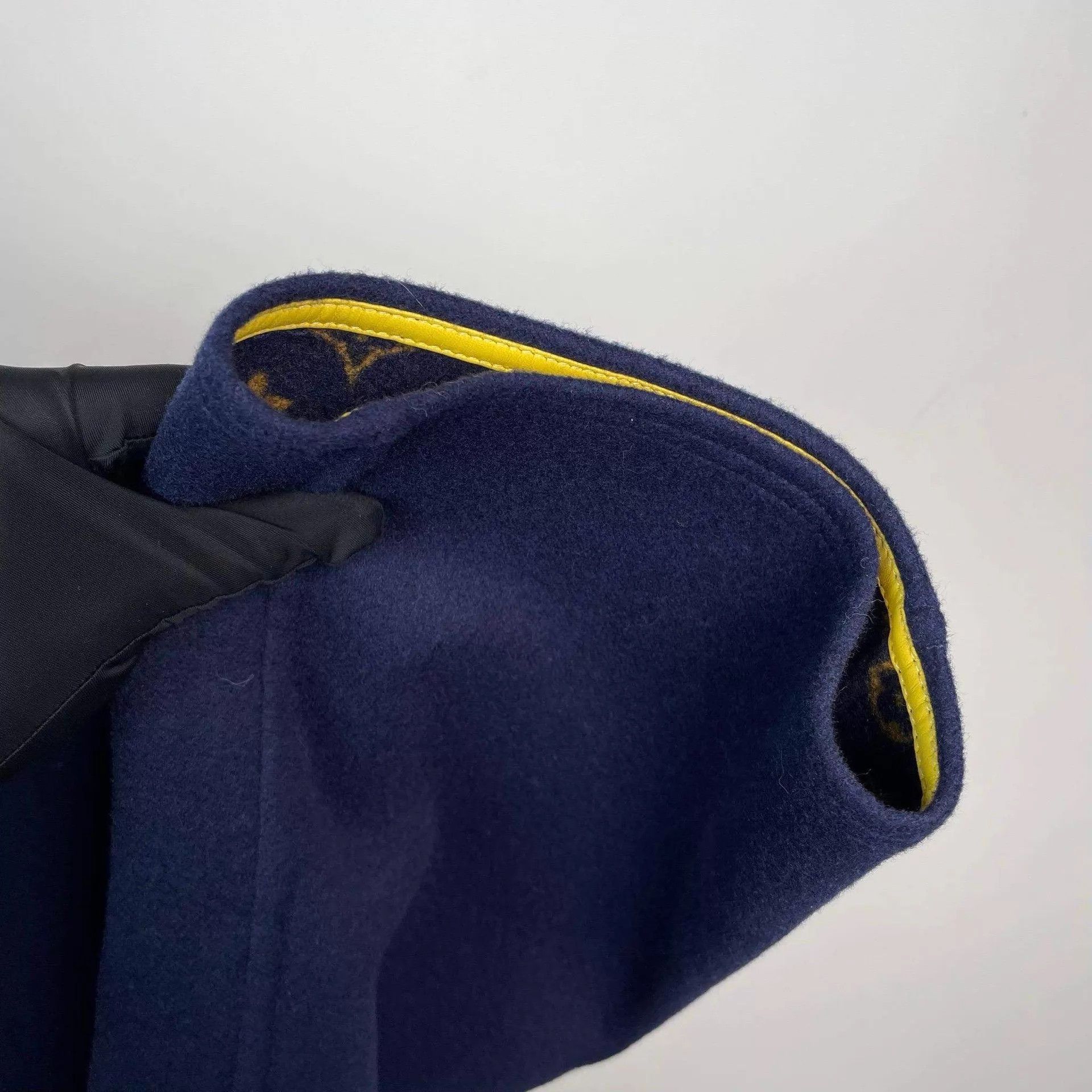 Louis Vuitton Louis Vuitton Monogram print navy lining long coat 40 Size M / US 6-8 / IT 42-44 - 7 Thumbnail