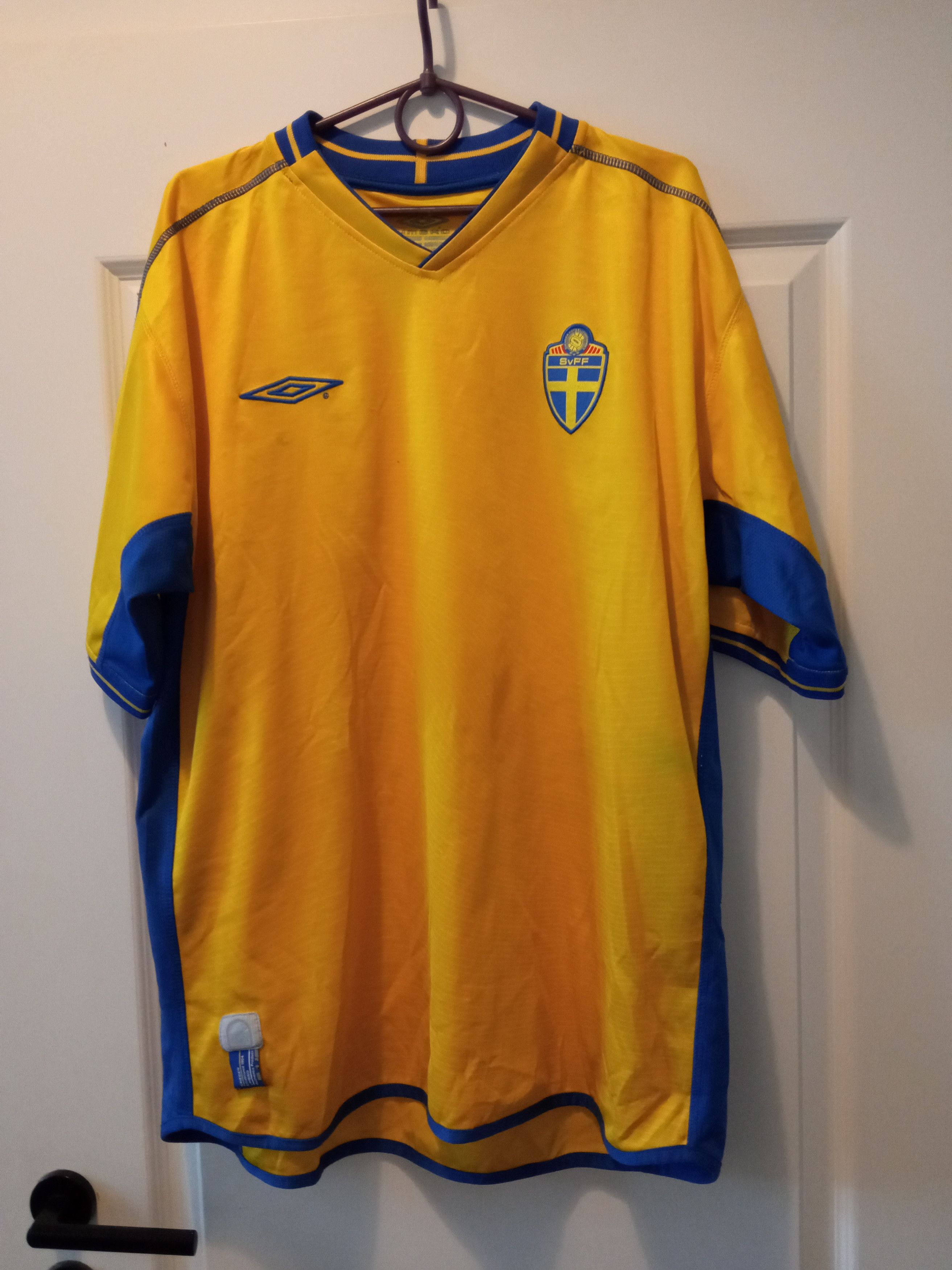 Umbro × Vintage SWEDEN NATIONAL TEAM 2003/2005 HOME FOOTBALL SHIRT UMBRO Size US XL / EU 56 / 4 - 1 Thumbnail