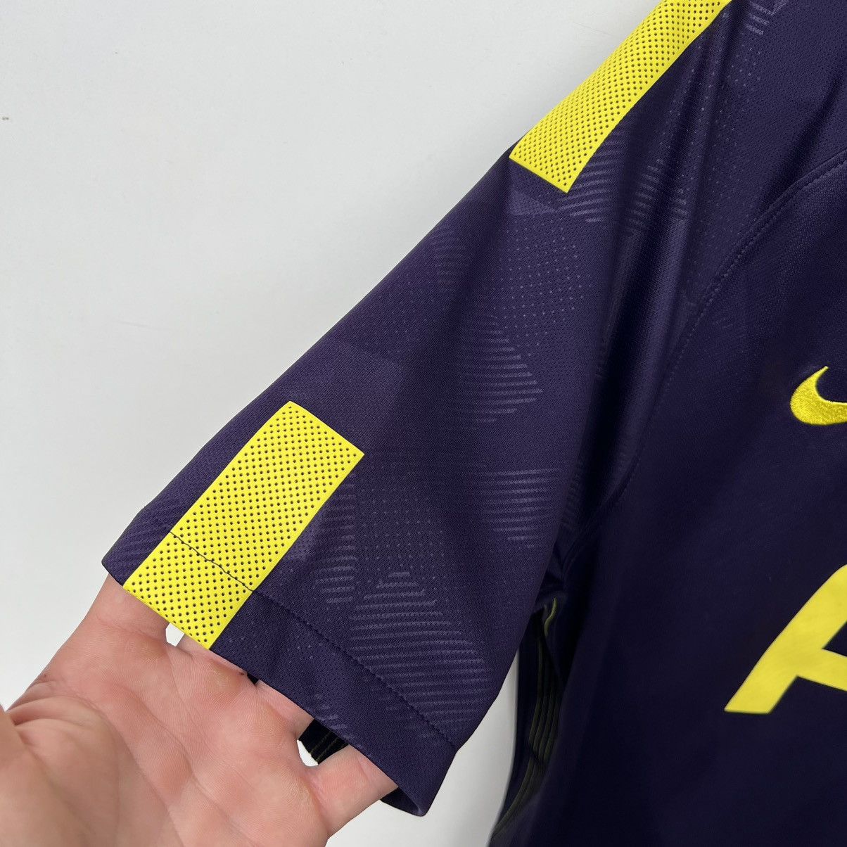 Nike TOTTENHAM 2017/2018 THIRD FOOTBALL SHIRT NIKE SOCCER JERSEY Size US M / EU 48-50 / 2 - 2 Thumbnail