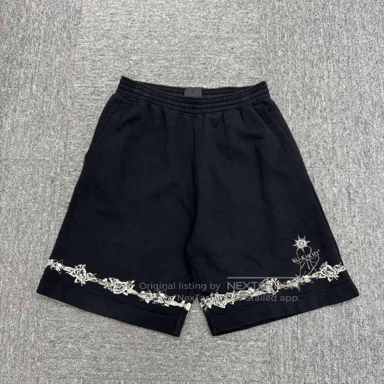 Givenchy Givenchy SizeL Chain Decoration Printed Shorts Size US 35 - 1 Thumbnail