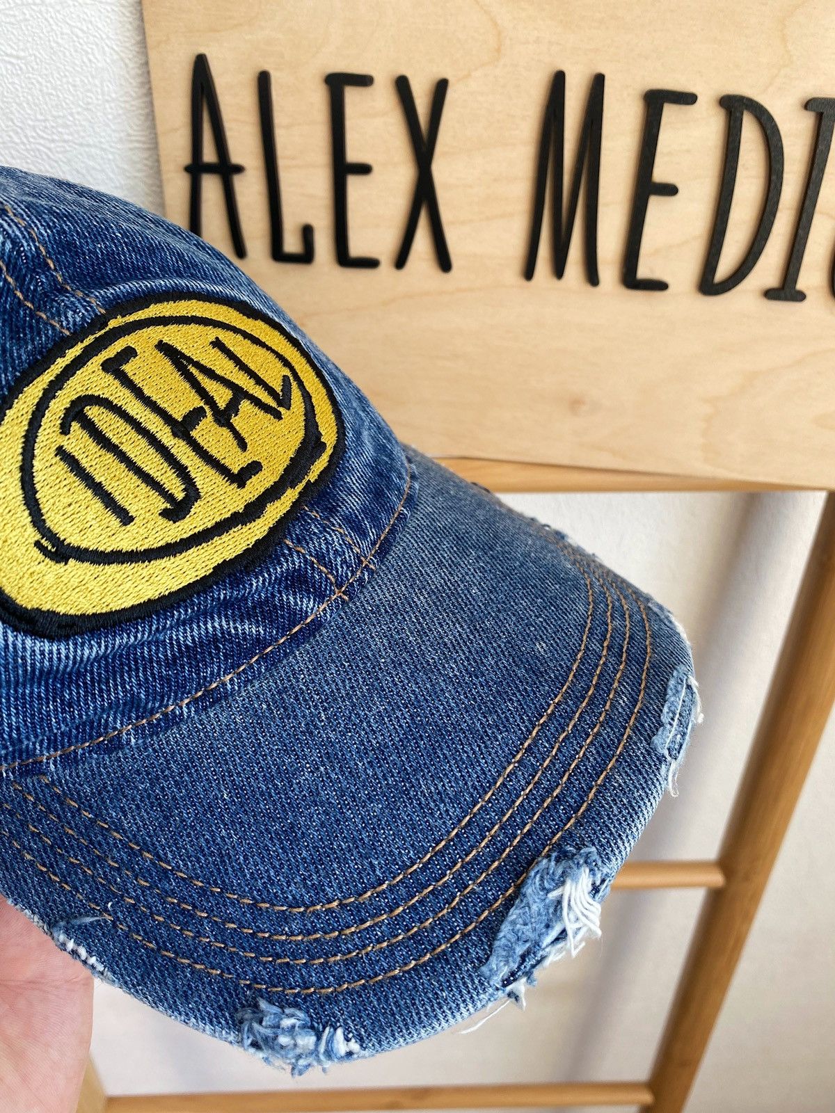 H&M × Jean-Michel Basquiat × Who Decides War WHO DECIDES WAR x BASQUIAT x H&M EMBROIDERED-MOTIF DENIM CAP Size ONE SIZE - 11 Thumbnail
