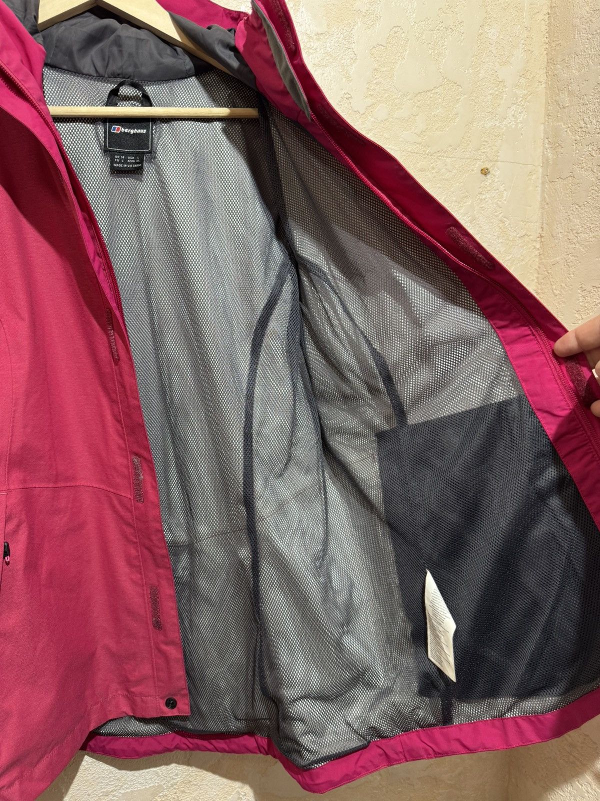 Berghaus × The Mountain Berghaus Women's Elara Waterproof Shell Jacket UK 14 Size L / US 10 / IT 46 - 16 Thumbnail