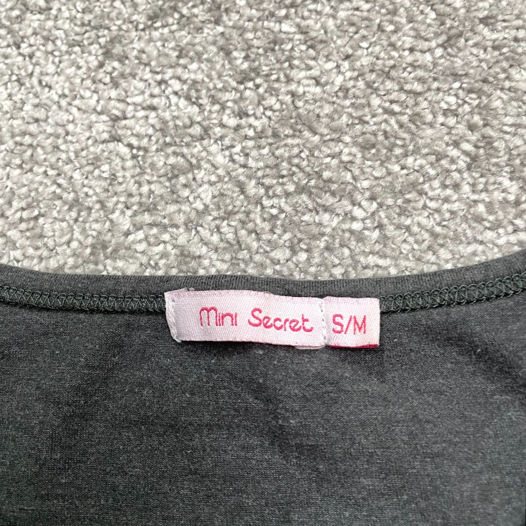 Vintage Mini Secret T-Shirt Shirt Womens S/M Dark Gray Crew Neck Short Sleeve Top Lightweight Cotton Casual Everyday Wear Womens S/M Gray 90s? Size S / US 4 / IT 40 - 3 Thumbnail