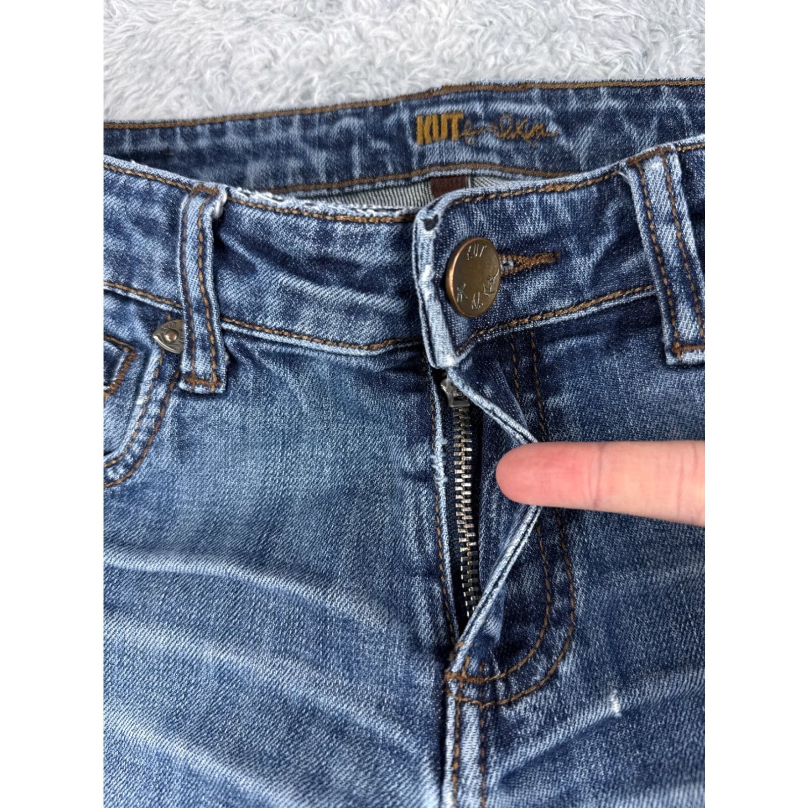 Vintage KUT from the Kloth Jeans Women 2 Blue Denim Bootcut Cotton Blend Mid 26x31 Distressed Embroidered Rhinestone 5-Pocket Solid Regular Inseam 31 Size 26" / US 2 / IT 38 - 5 Thumbnail