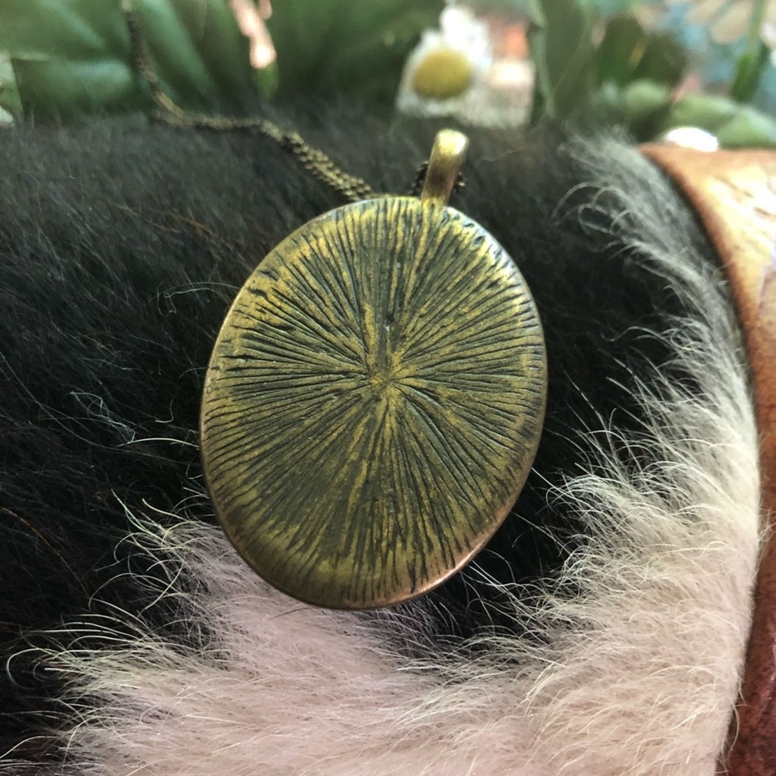 Jewelry Colorful peacock resin cameo brass setting necklace Size ONE SIZE - 6 Thumbnail