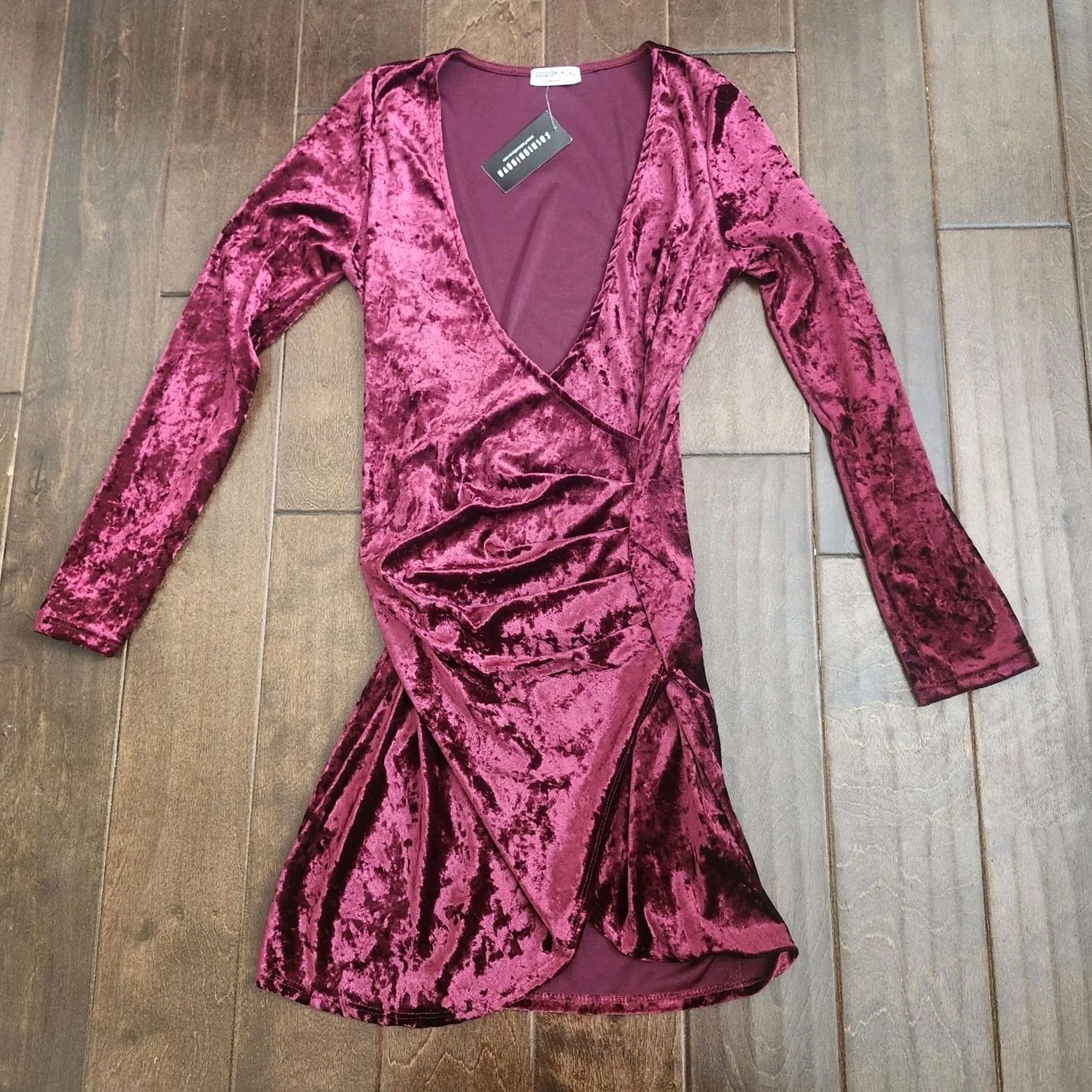 Fashion Nova Fashion Nova Riya Crushed Velvet Dress M Burgundy Wrap NWT Size M / US 6-8 / IT 42-44 - 2 Thumbnail