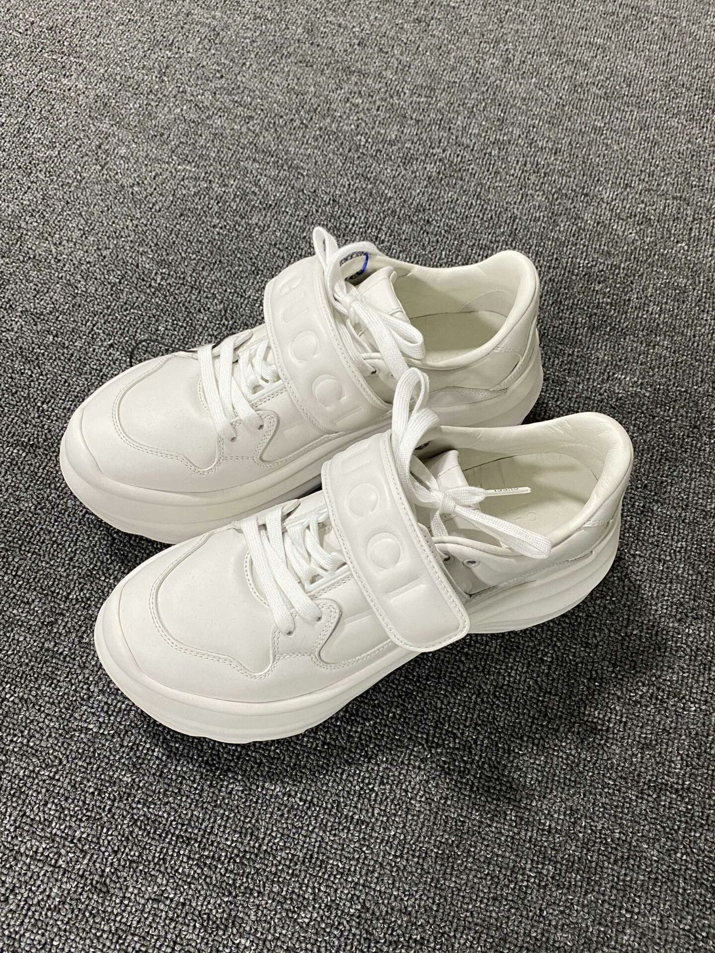 Gucci Gucci Lowtop Sneakers us_7 Women Size US 7 / IT 37 - 1 Thumbnail