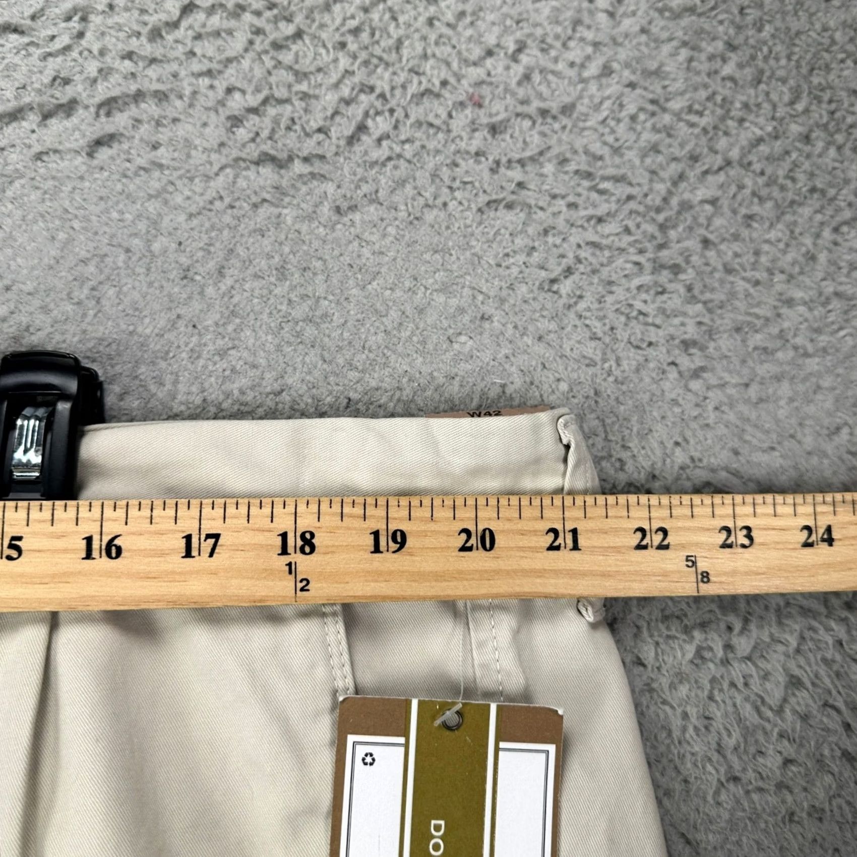 Dockers VINTAGE Dockers Shorts Khaki Mens 42 Beige Pleated Pocket 100% Cotton NEW Size US 42 / EU 58 - 7 Thumbnail