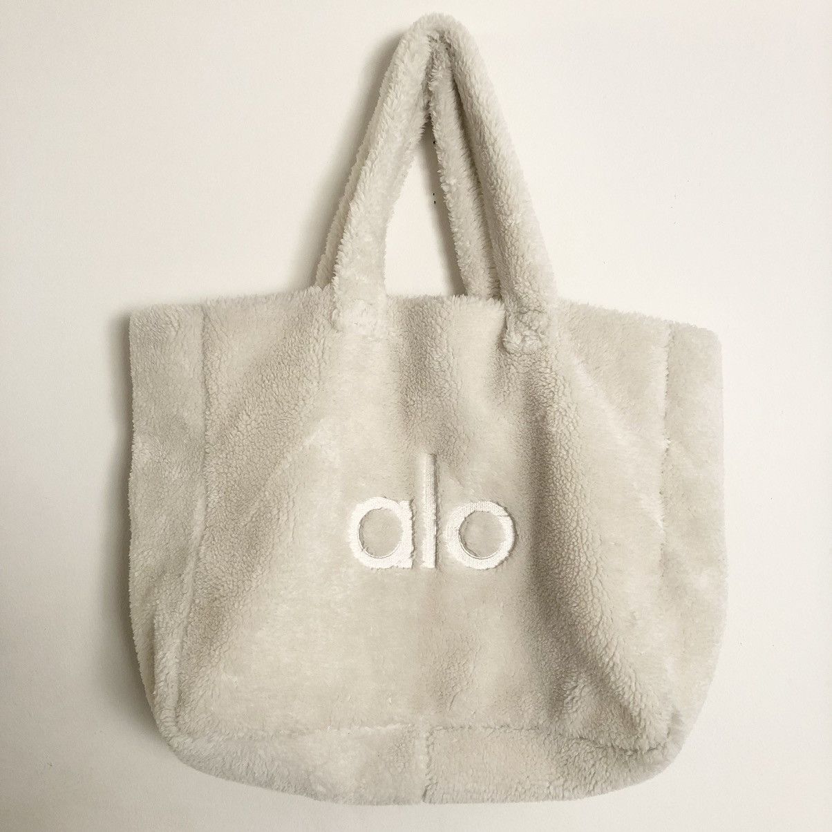 Alo Yoga Alo Yoga Foxy Sherpa Tote Ivory Size ONE SIZE - 1 Thumbnail
