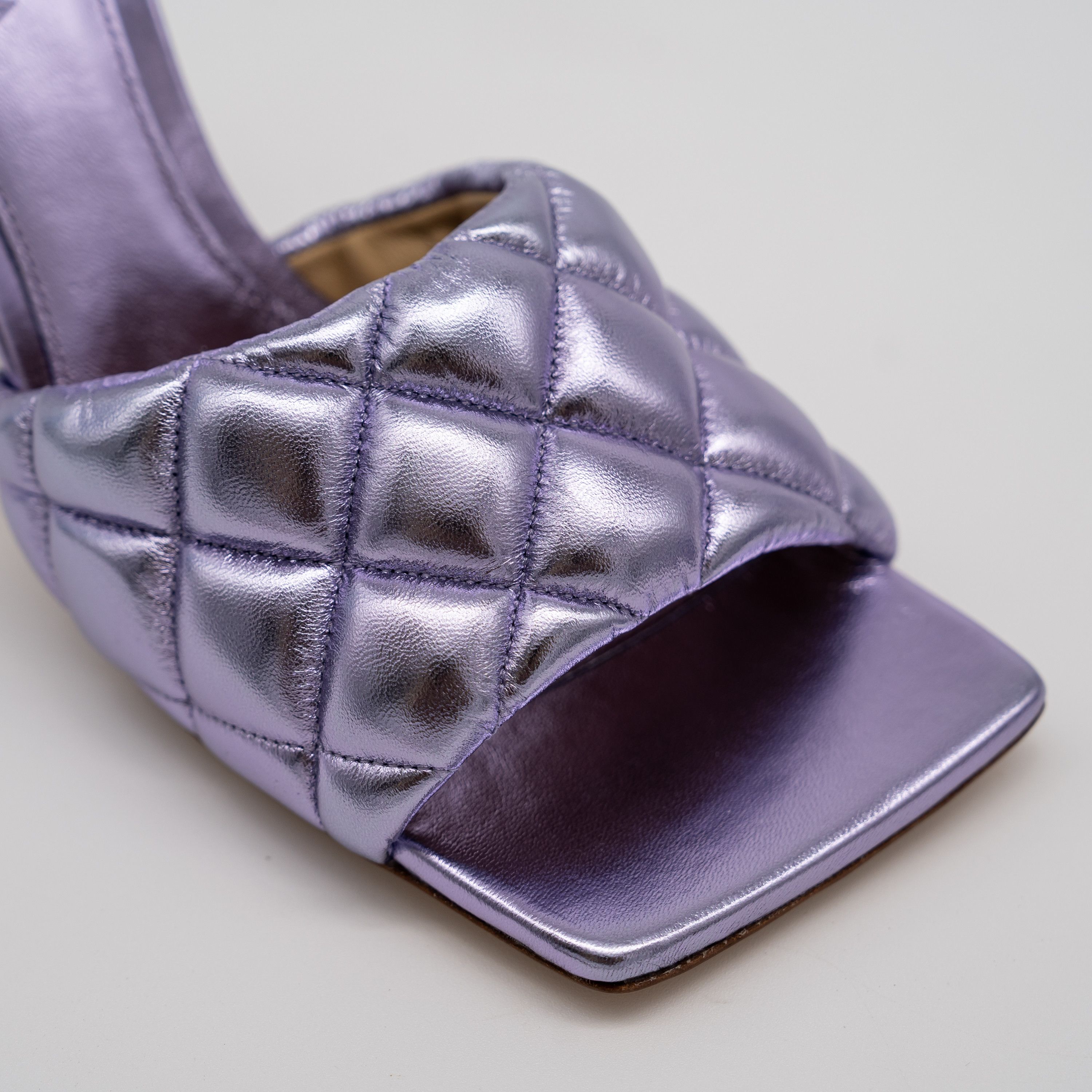 Bottega Veneta 38eu Bottega Veneta Purple Metallic Leather Padded Sandals Size US 8 / IT 38 - 7 Thumbnail