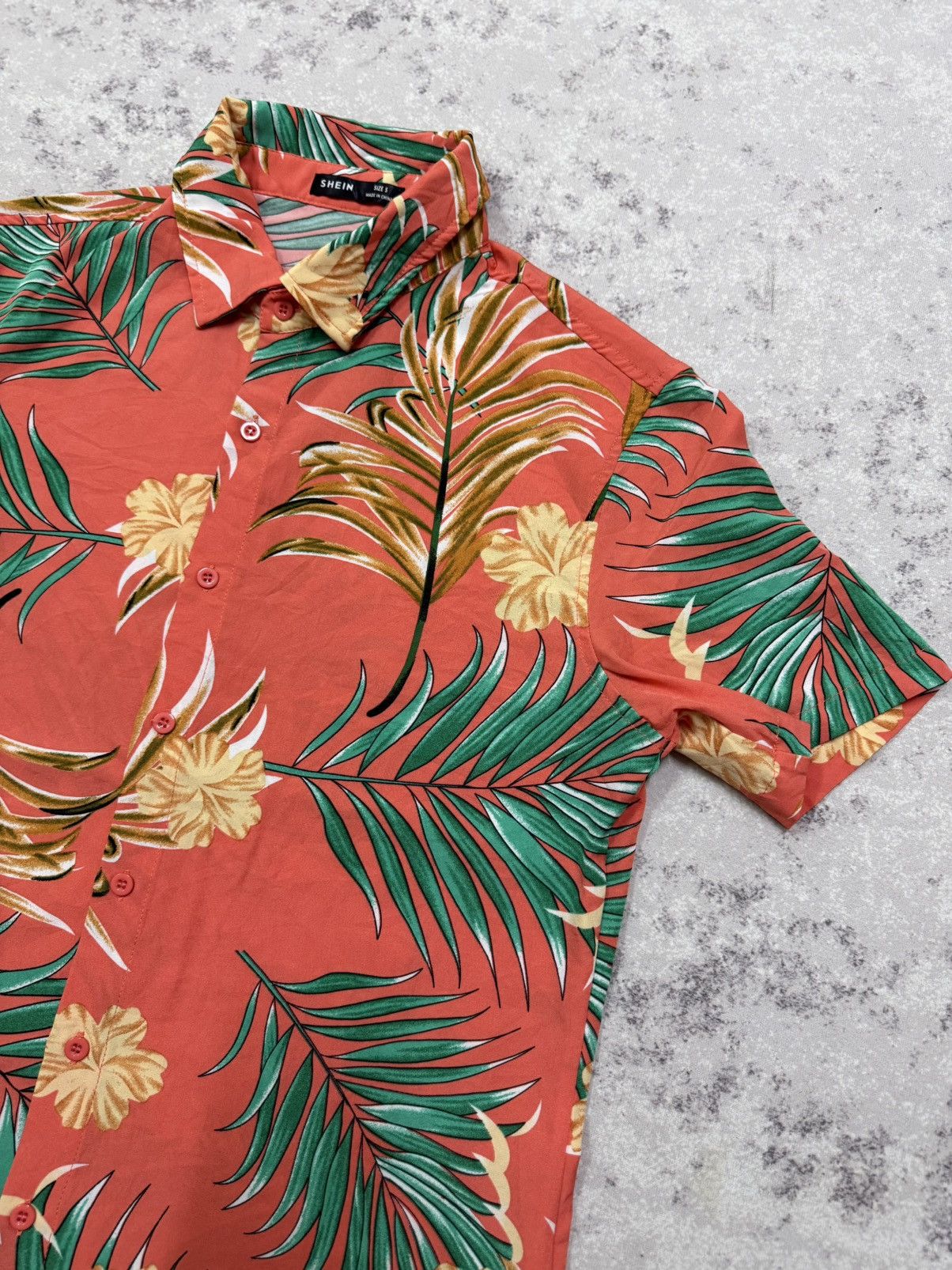 Shein SHEIN button up shirt with a tropical leaf and flower patern Size US S / EU 44-46 / 1 - 5 Thumbnail