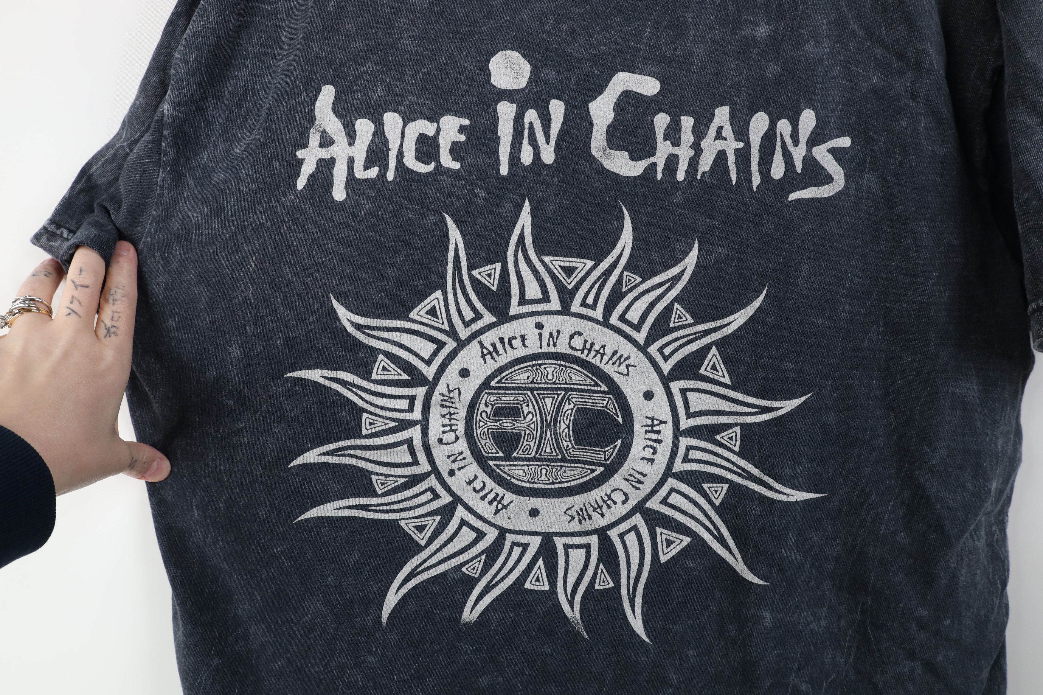 Vintage Retro Acid Wash Alice In Chains Band T-Shirt Tribal Sun Size US L / EU 52-54 / 3 - 7 Thumbnail