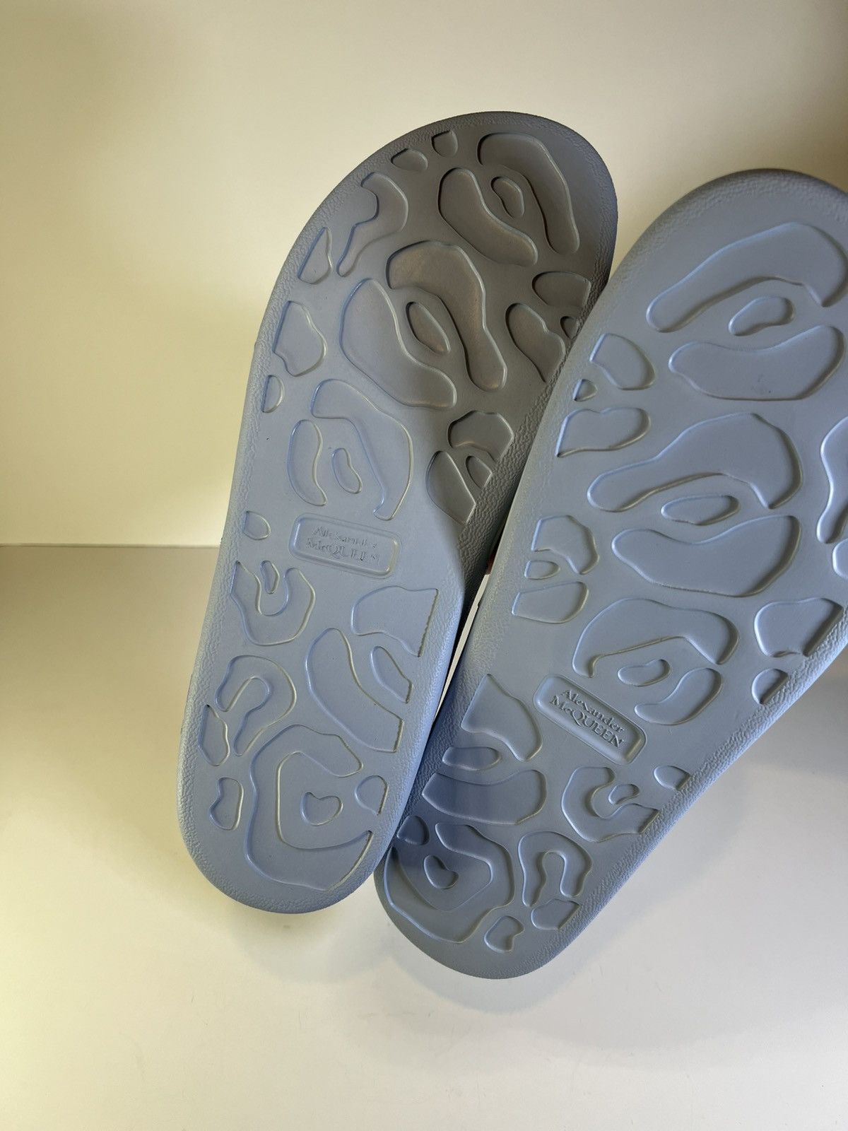 Alexander McQueen Alexander McQueen men's logo-embossed rubber pool slides Size US 12 / EU 45 - 5 Thumbnail