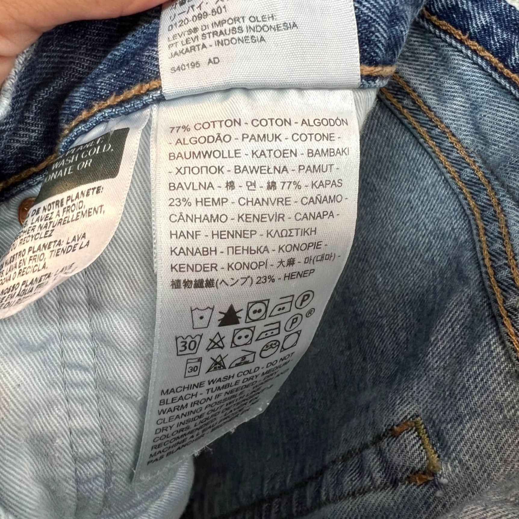 Levi's Levi's 551 Jeans - Denim Straight Leg Men’s Jeans 32x32 Blue Vintage/Used 8/10 Boys? No, Mens. Size US 32 / EU 48 - 4 Thumbnail