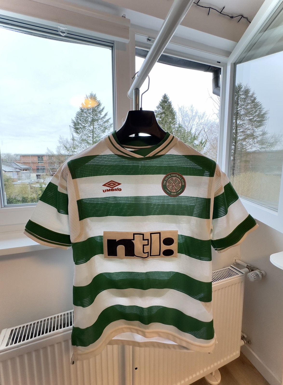 Umbro CELTIC GLASGOW 2001/02 SIZE S UMBRO SHIRT TRICOT Size US S / EU 44-46 / 1 - 1 Thumbnail