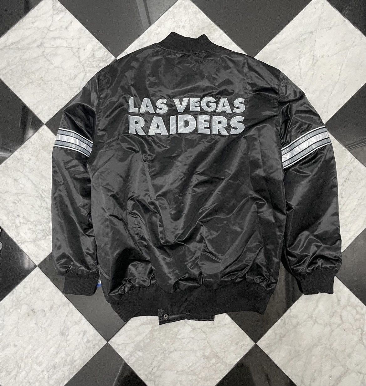 Starter 🔥 Raiders starter Jacket Large also have 3XL & XL if needed Size US L / EU 52-54 / 3 - 2 Thumbnail
