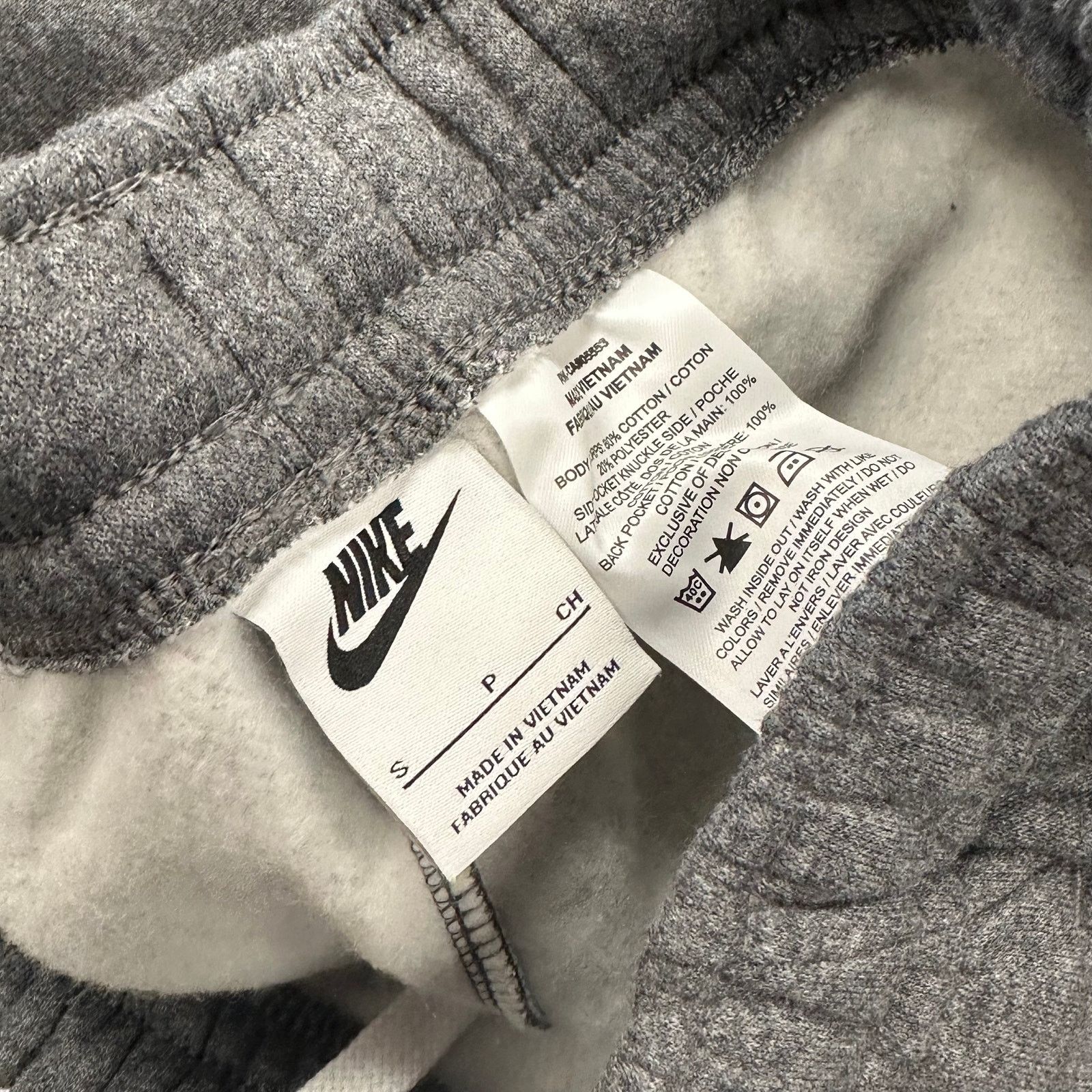 Nike Nike Sportswear Club Fleece graphic shorts Gray Swoosh Logo Size US 30 / EU 46 - 5 Thumbnail