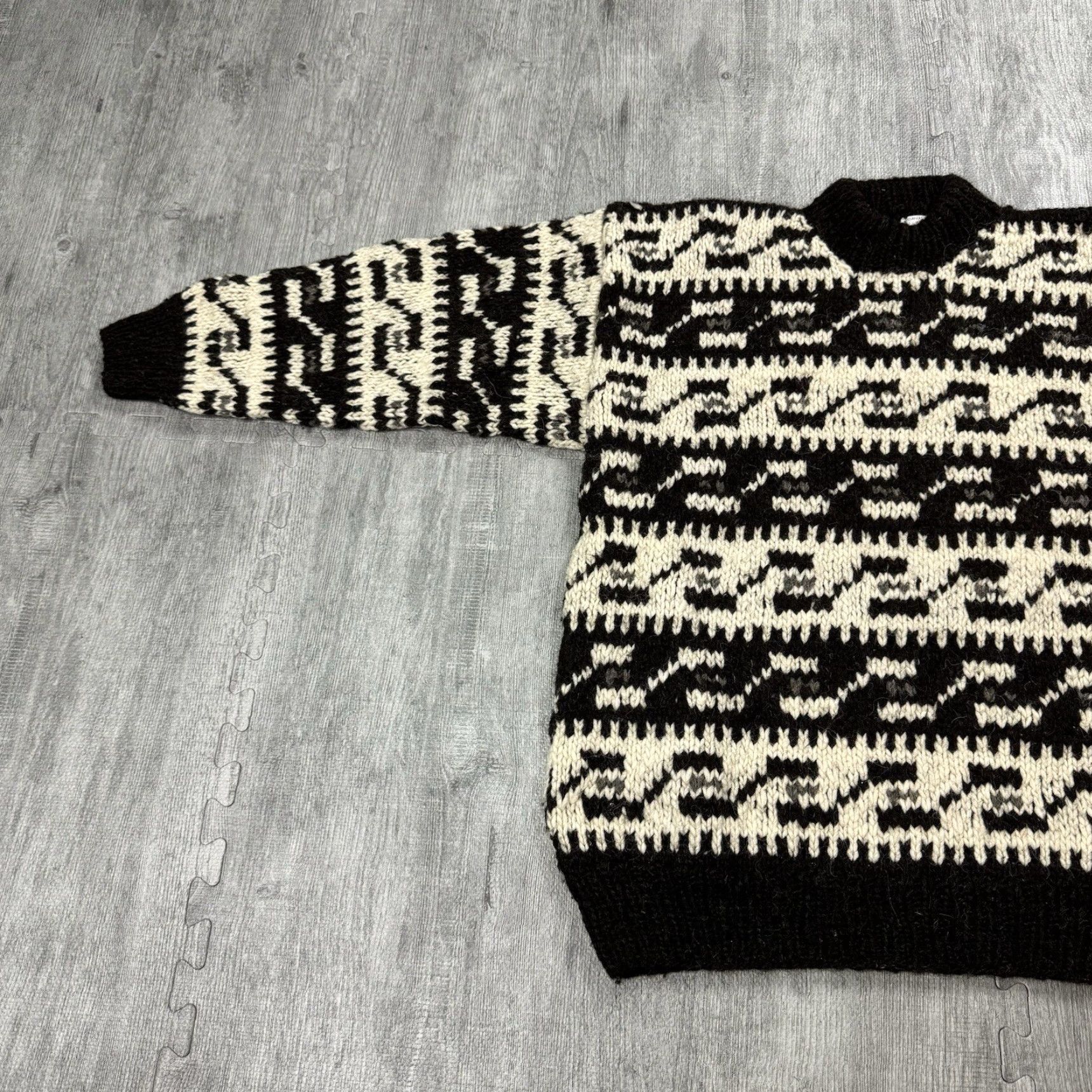 Vintage VINTAGE Artesanias Ecuador Inca Chunky Knit Sweater Mens Large Tribal Geometric 100% Wool All Seasons Size L / US 10 / IT 46 - 4 Thumbnail