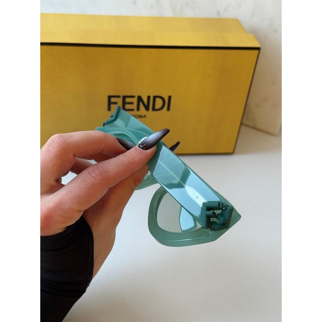 Fendi NEW Fendi FE40146I Diamonds Cat Eye Green Sunglasses Size ONE SIZE - 7 Thumbnail