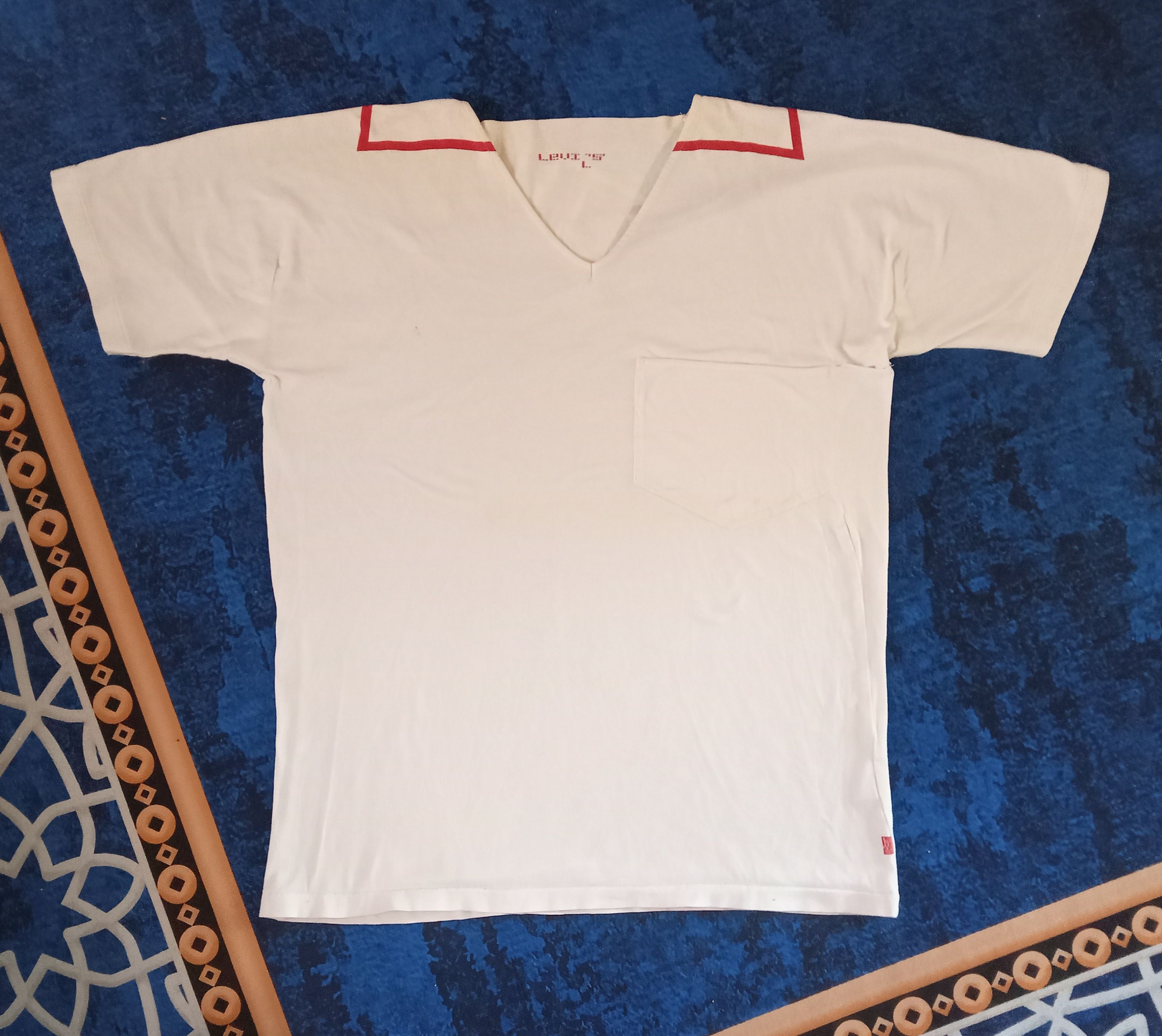 Levi's Levi's Extremely Rare Design T Shirt Size US L / EU 52-54 / 3 - 1 Thumbnail