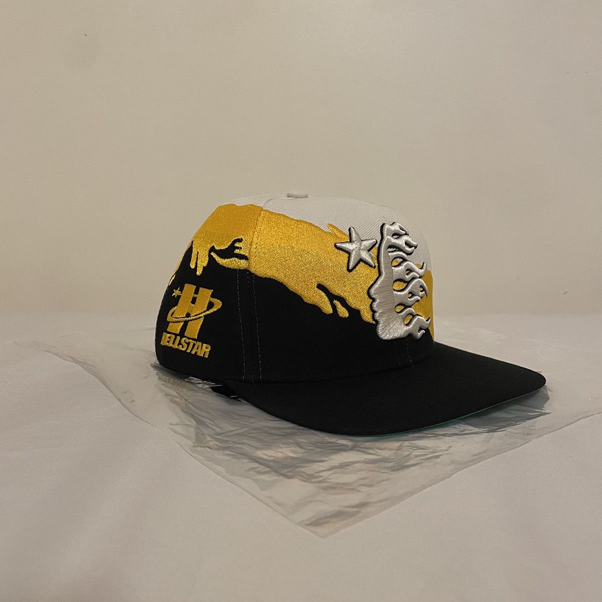 image of Unreleased Hellstar Yellow Paintbrush Snapback Hat in Black/White/Yellow, Men's