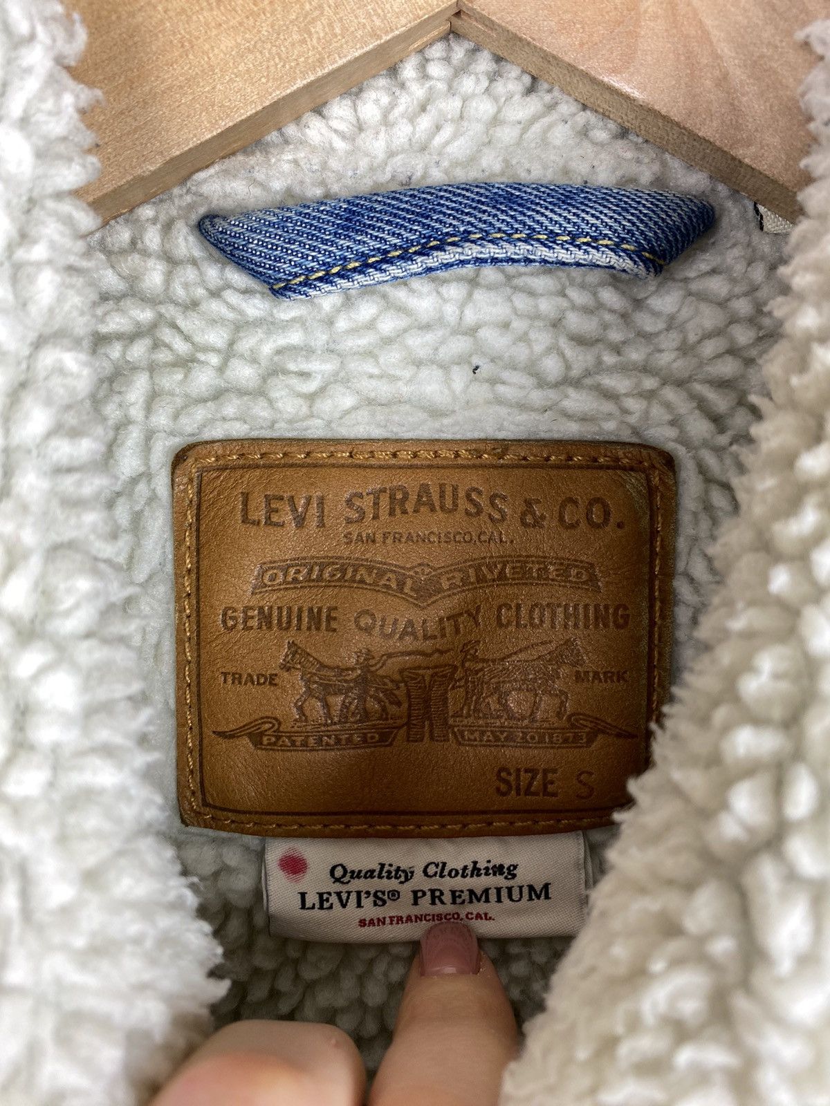 Levi's Levis Premium men’s Sherpa lined trucker jacket size S Size US S / EU 44-46 / 1 - 13 Thumbnail