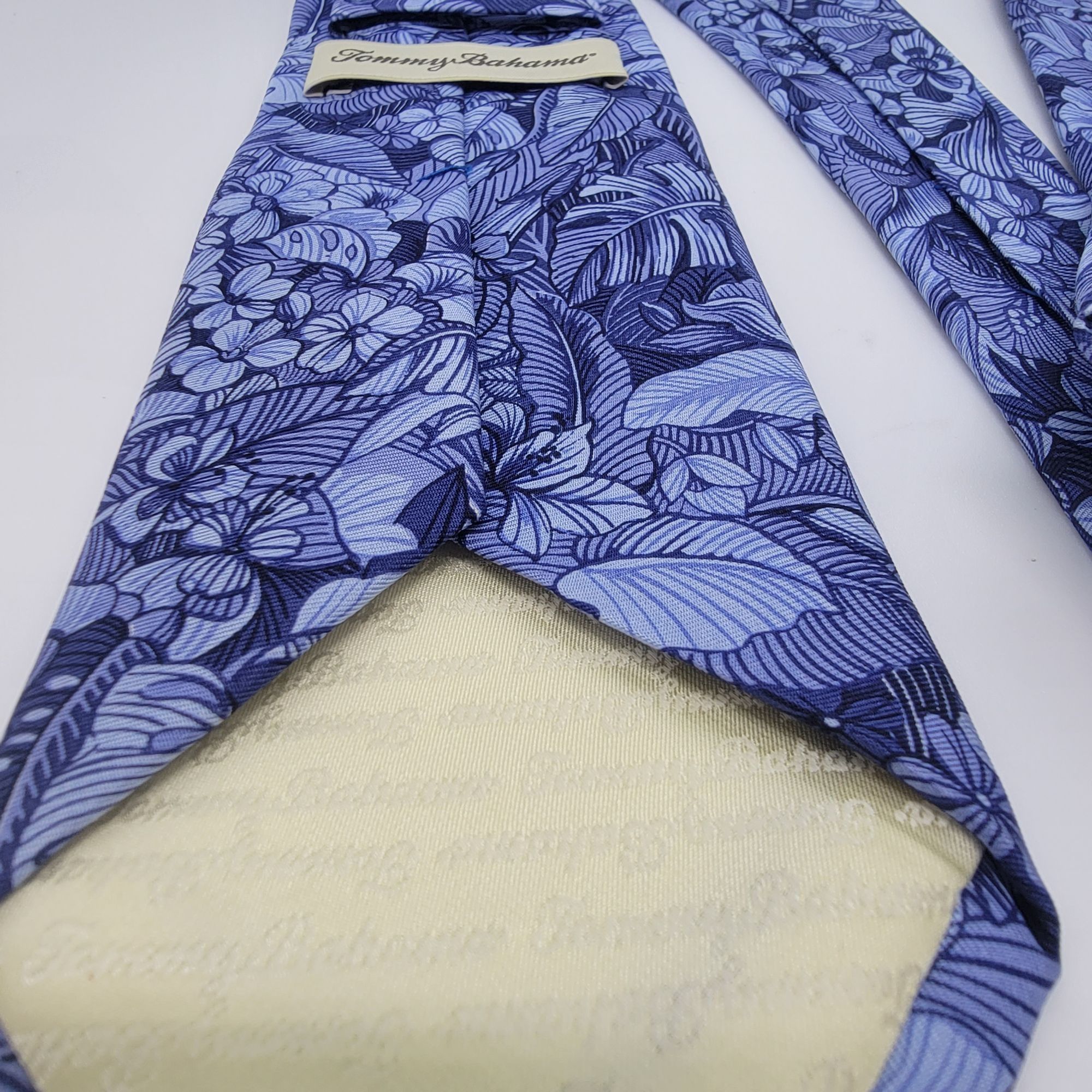 Tommy Bahama Vintage Tommy Bahama 100% Silk Tie Blue Leaves Flowers rare Size ONE SIZE - 5 Thumbnail