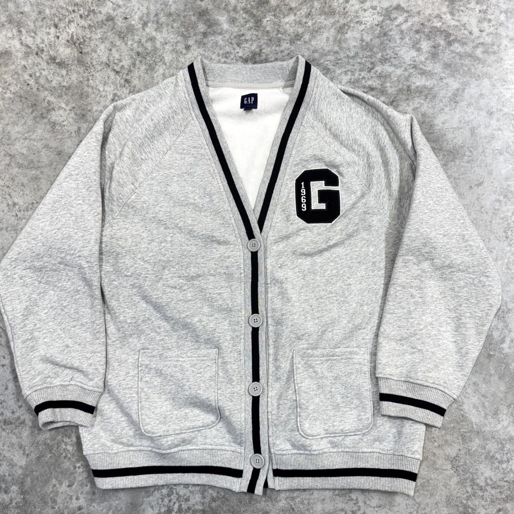 Gap GAP Sweater Womens Medium Gray 1969 G Logo Varsity Button Cardigan Fleece Knit V-Neck College Pattern Solid Pockets Vintage: No Size M / US 6-8 / IT 42-44 - 2 Thumbnail