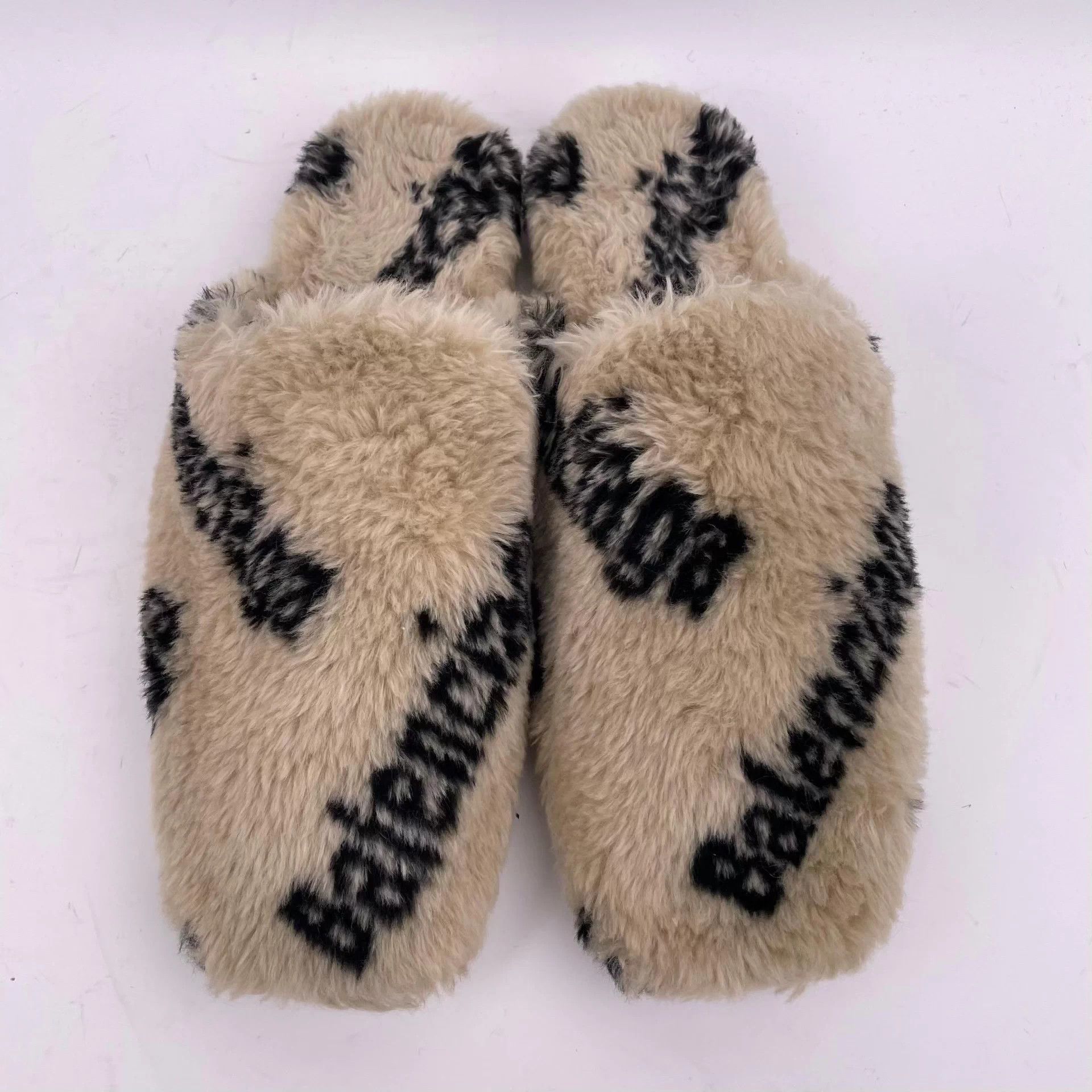 Balenciaga Balenciaga Men's White Fleece Slippers 42 Size US 9 / EU 42 - 2 Thumbnail