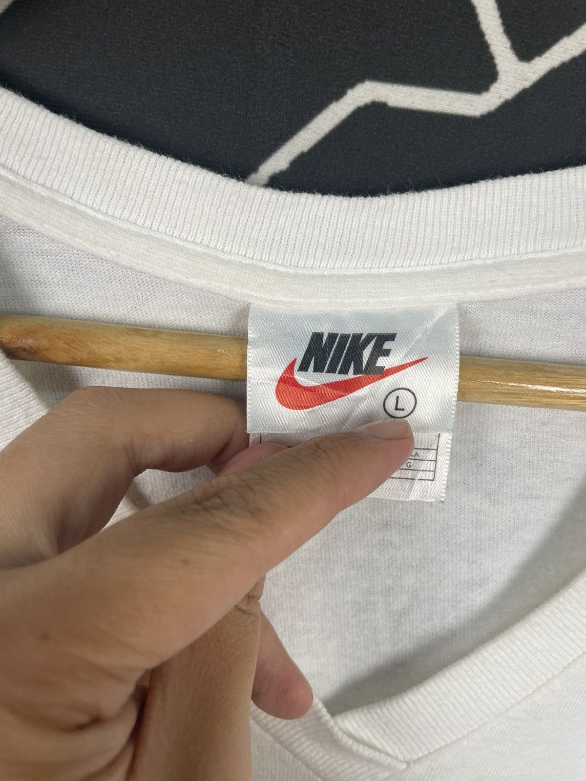 Nike Vintage Nike Center Small Logo Tshirt Size US L / EU 52-54 / 3 - 3 Thumbnail