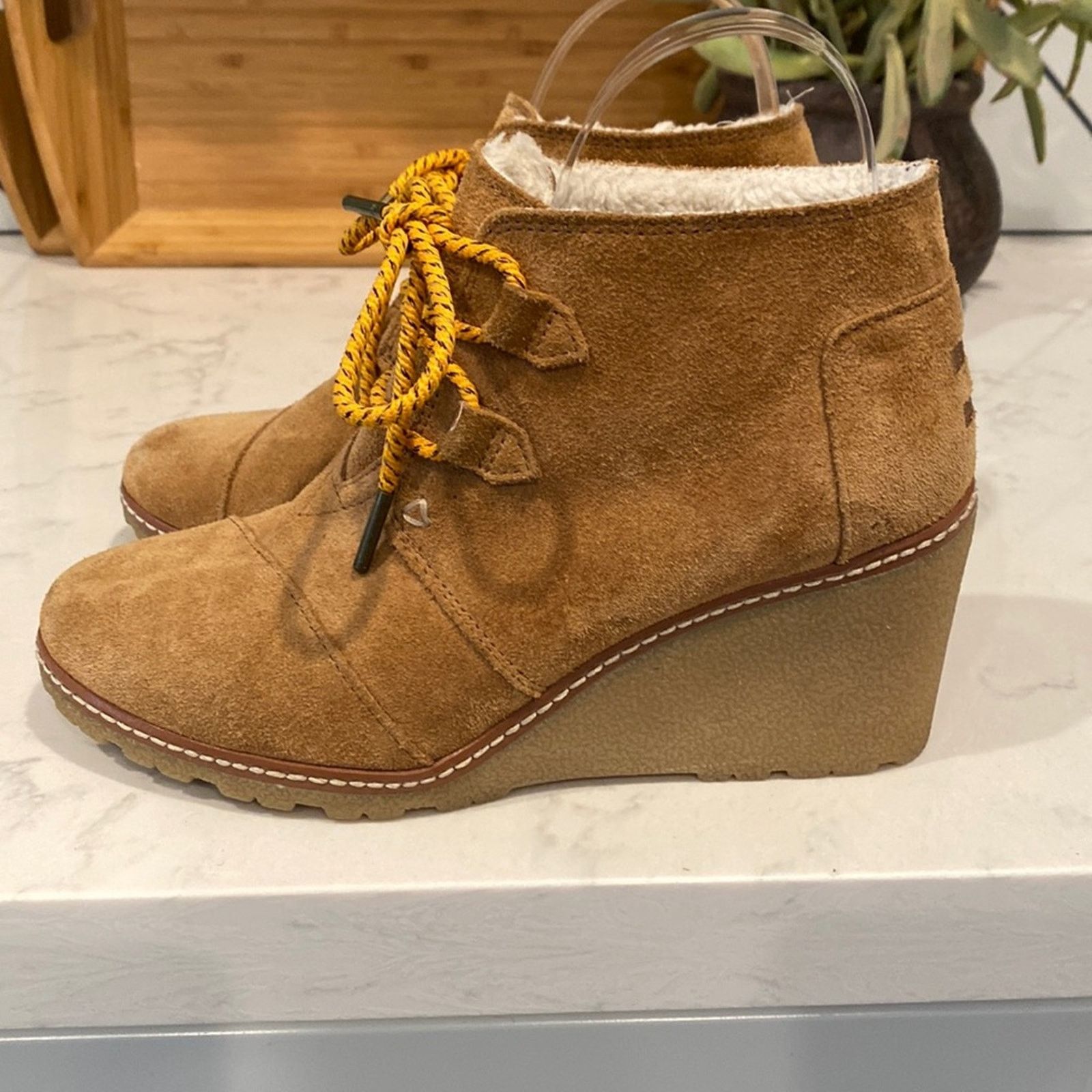 Toms Toms Kala Wedge Desert Booties suede Sherpa lined size 7 Size US 7 / IT 37 - 1 Thumbnail