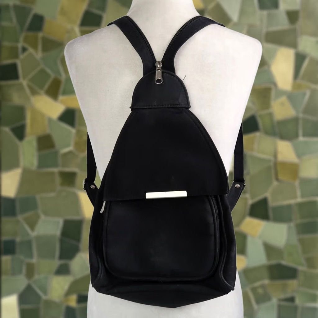 Vintage VINTAGE 90s Black Convertible Backpack Sling Purse Womens Medium Neoprene Zip Backpack 90s Womens Size ONE SIZE - 1 Thumbnail