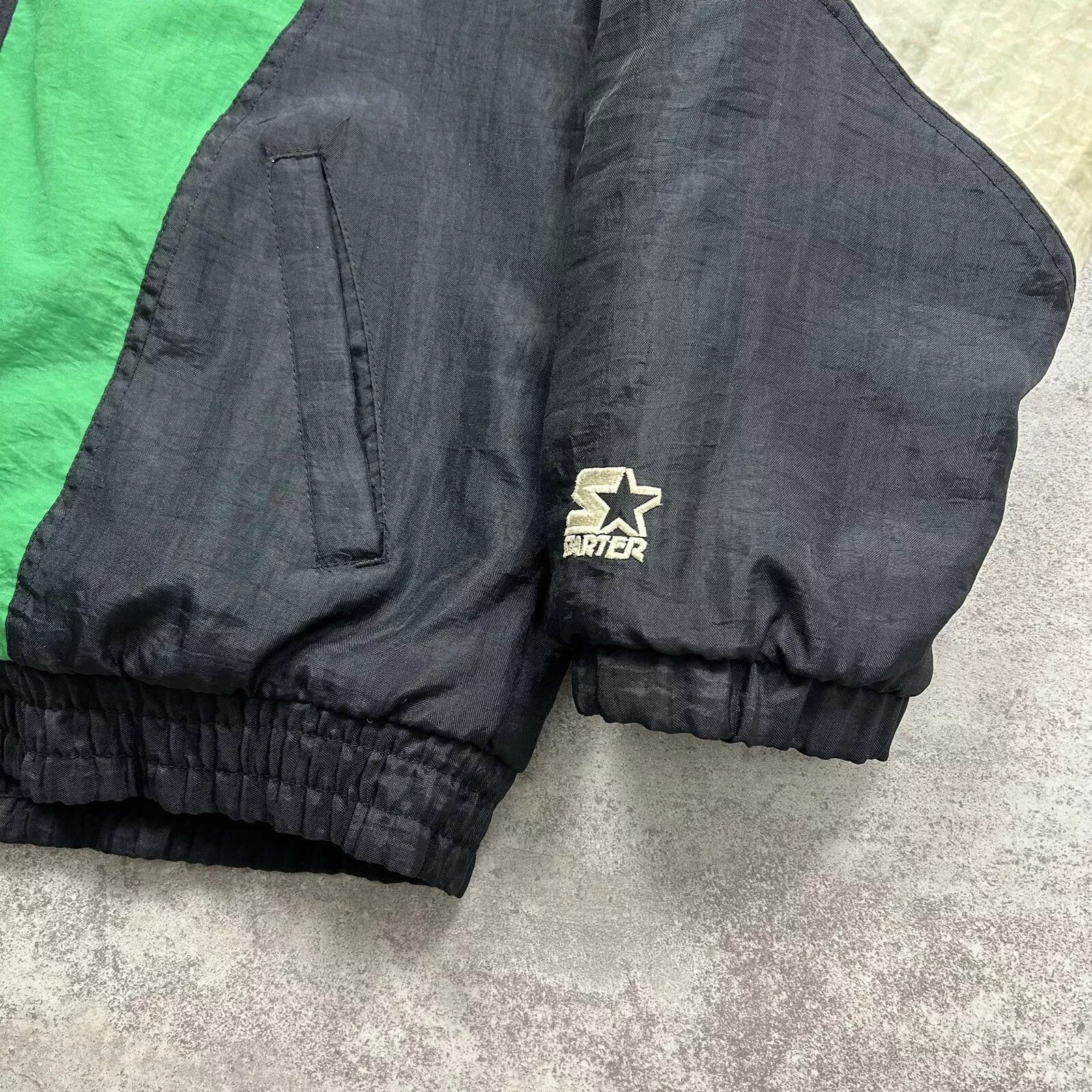 NCAA × Starter × Vintage HAWAII RAINBOW WARRIORS STARTER PUFFER JACKET SIZE L BLACK Size US L / EU 52-54 / 3 - 5 Thumbnail