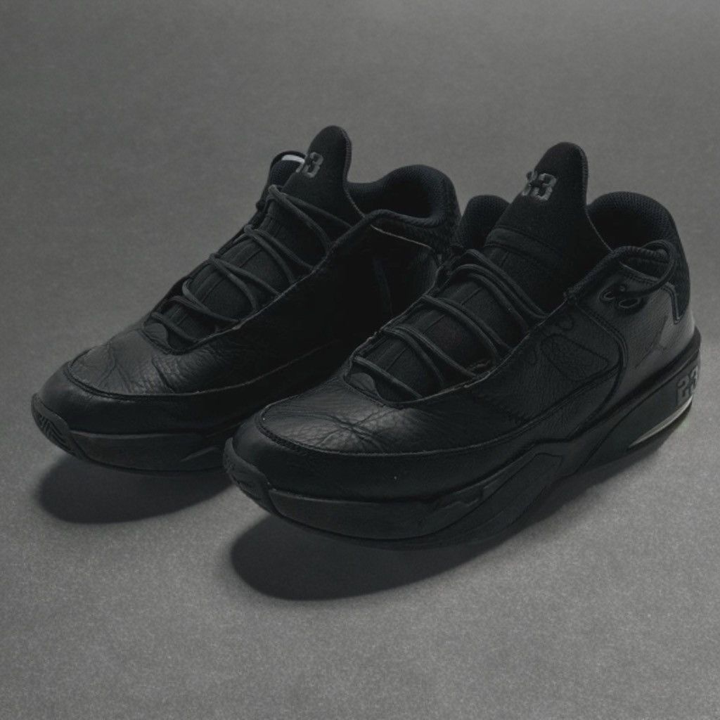 Jordan Brand Nike Air Jordan Max Aura 3 Triple Black Leather Mid Top 8 Size US 8 / EU 41 - 16 Thumbnail