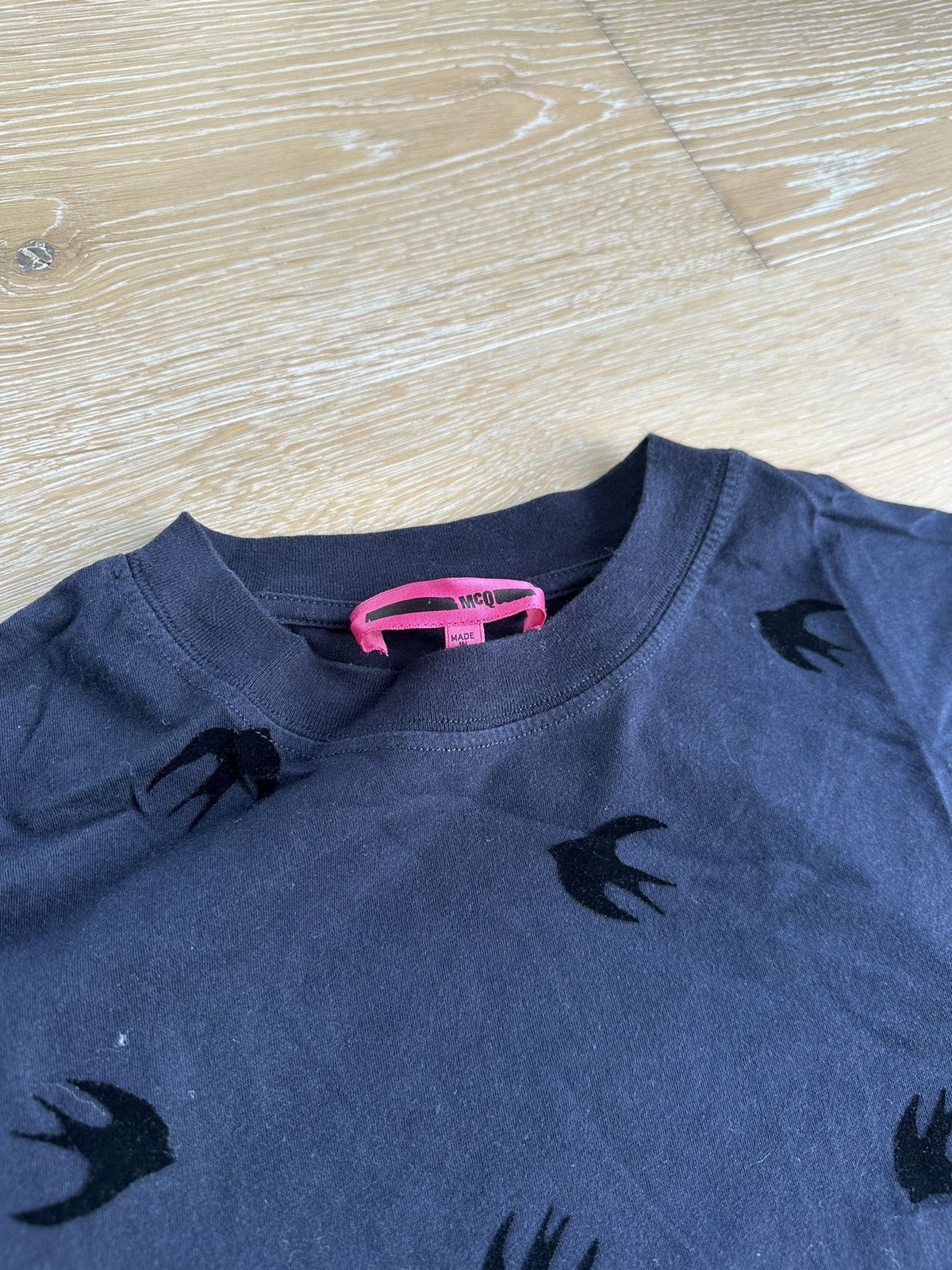 McQ Alexander McQueen Alexander McQueen MCQ Swallow Velvet Logo Tee T-shirt Size US S / EU 44-46 / 1 - 3 Thumbnail