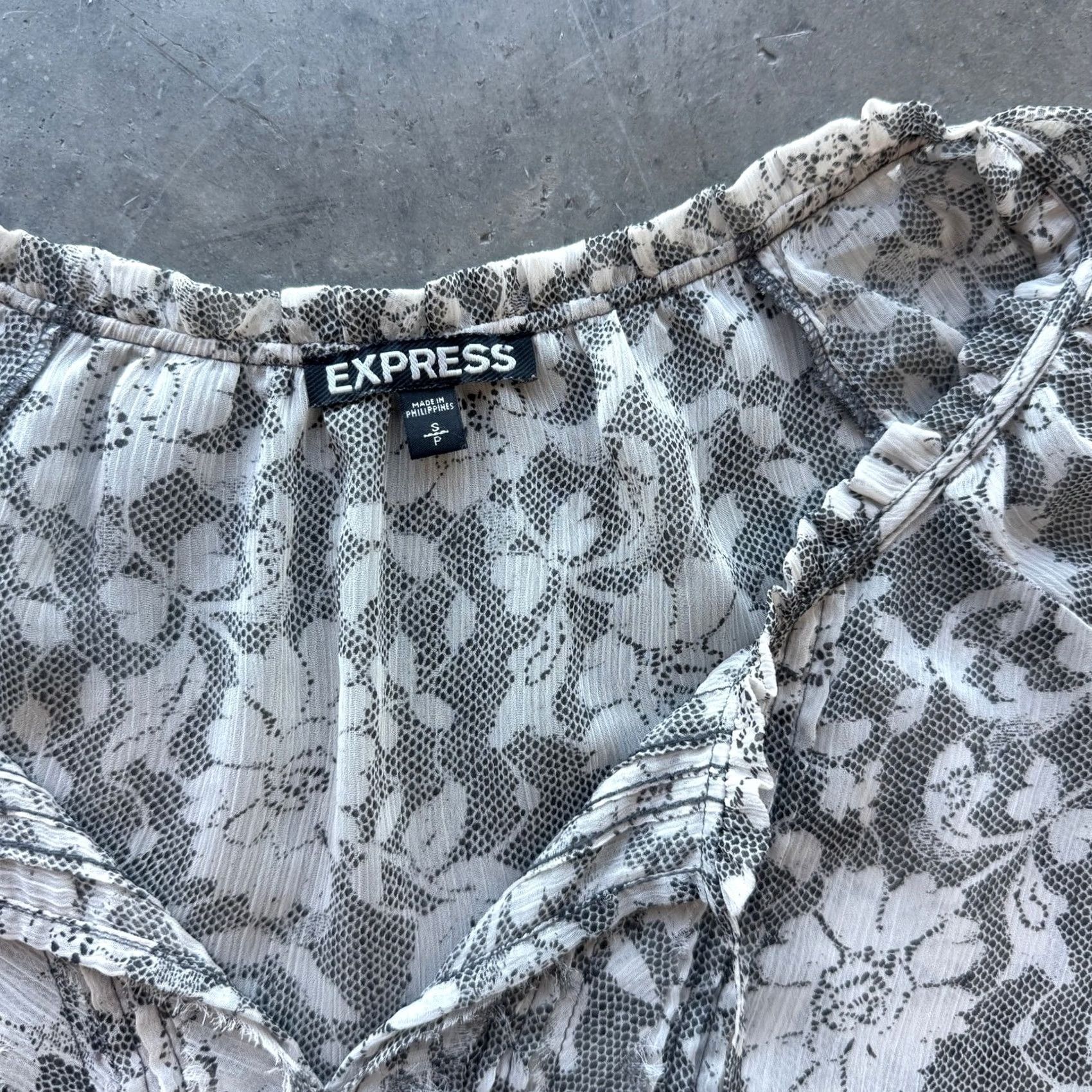 Vintage VINTAGE Y2k Express Blouse 3/4 Sleeve Floral Tie Up Grey Small Womens Size S / US 4 / IT 40 - 3 Thumbnail