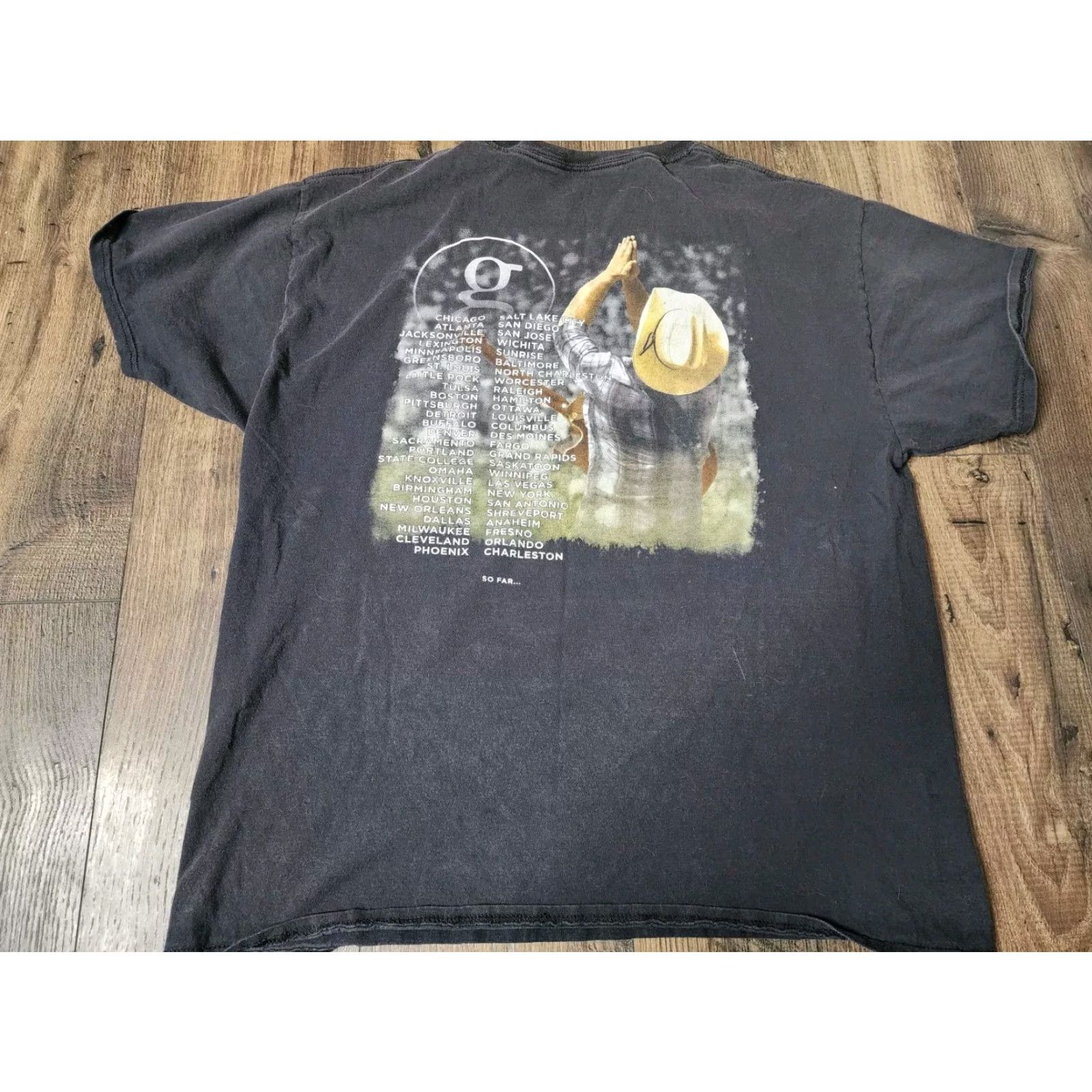 Hanes VINTAGE Hanes Garth Brooks World Tour Tee Shirt - T-Shirt - Men XL - Black - 2014-2016 - Graphic Distressed Night Concert Theme - Mens Size US XL / EU 56 / 4 - 2 Thumbnail