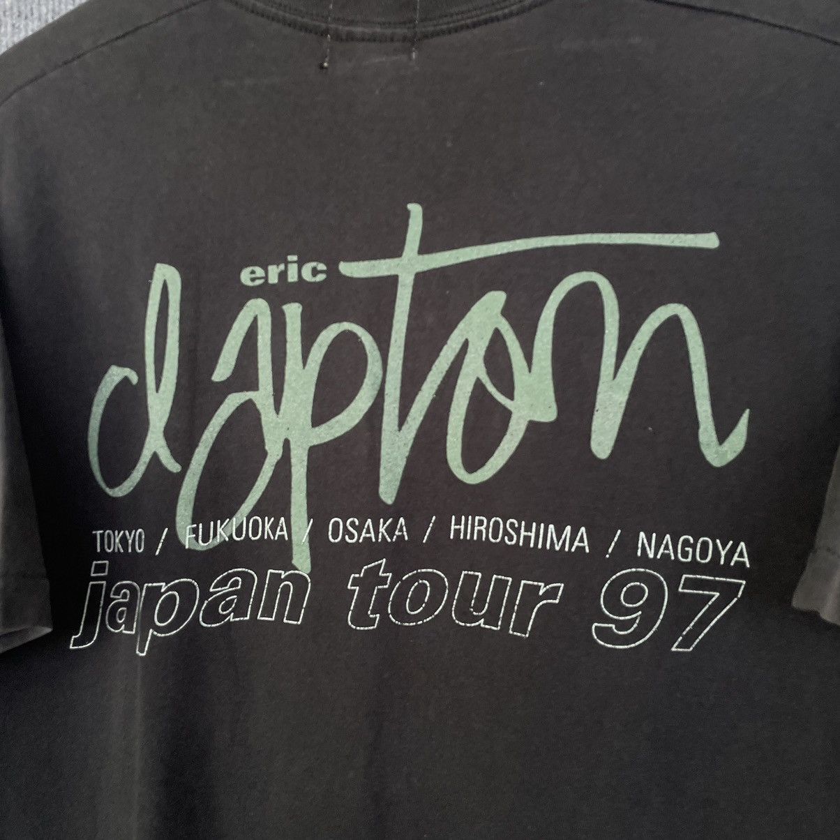 Band Tees × Vintage Vintage 1997 Eric Clapton Japan Tour Faded Black T Shirt Size US L / EU 52-54 / 3 - 7 Thumbnail