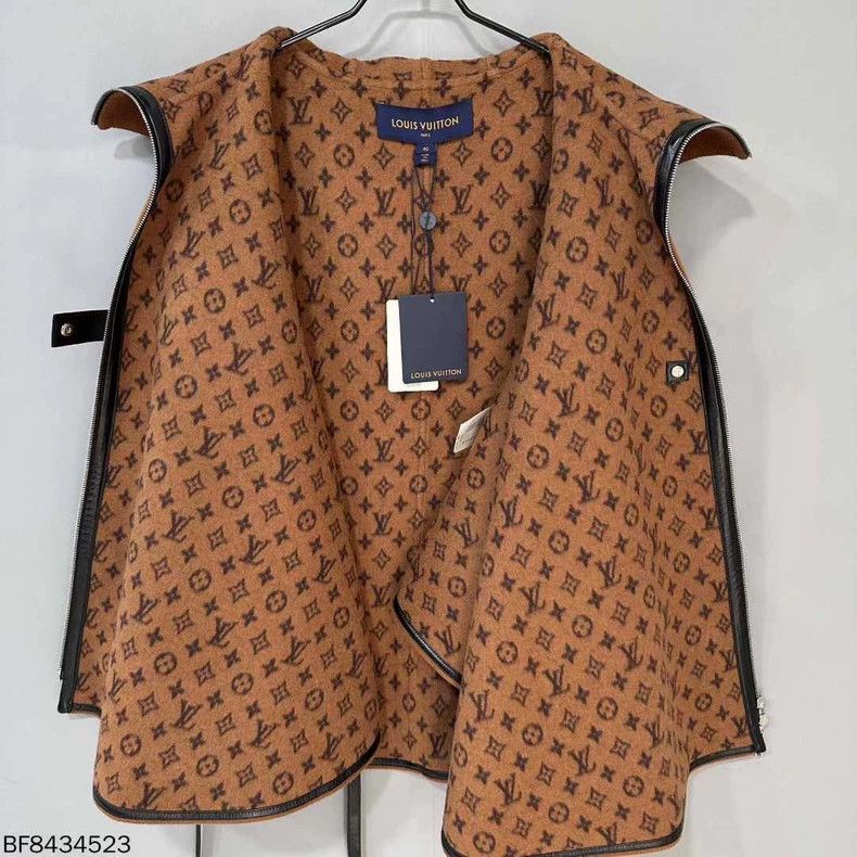 Louis Vuitton Louis Vuitton Cloak coat with full print inside coat Size S / US 4 / IT 40 - 4 Thumbnail